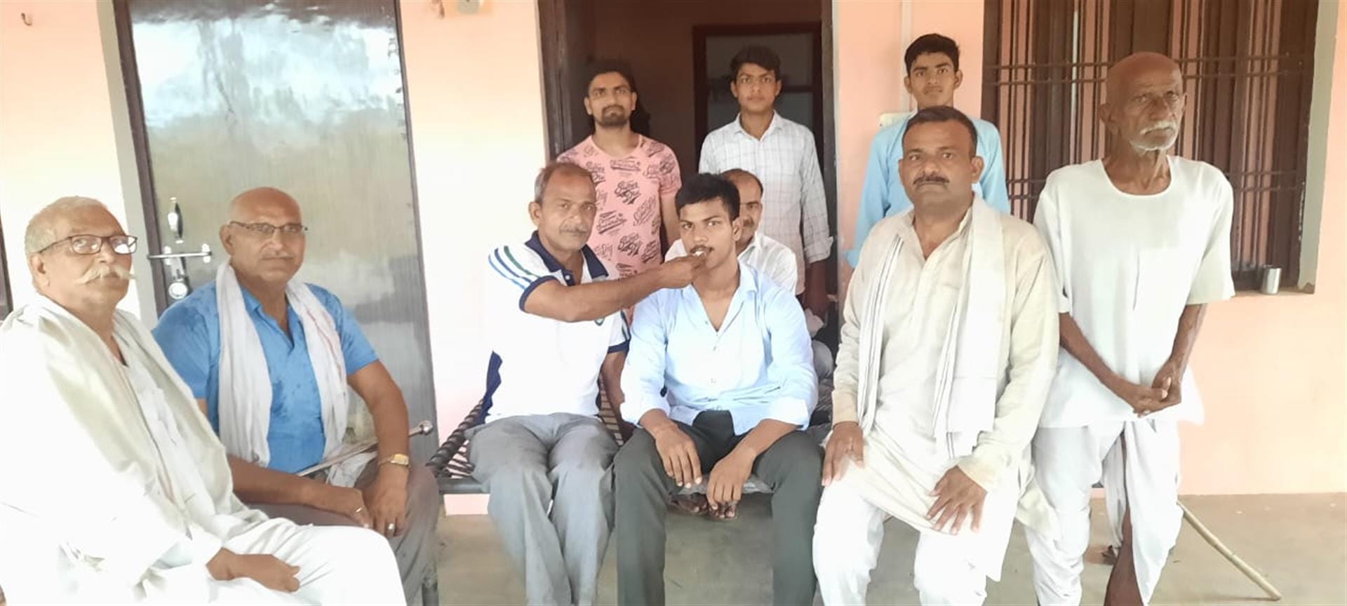 परिजनों के साथ टॉपर बल्देव। संवाद 