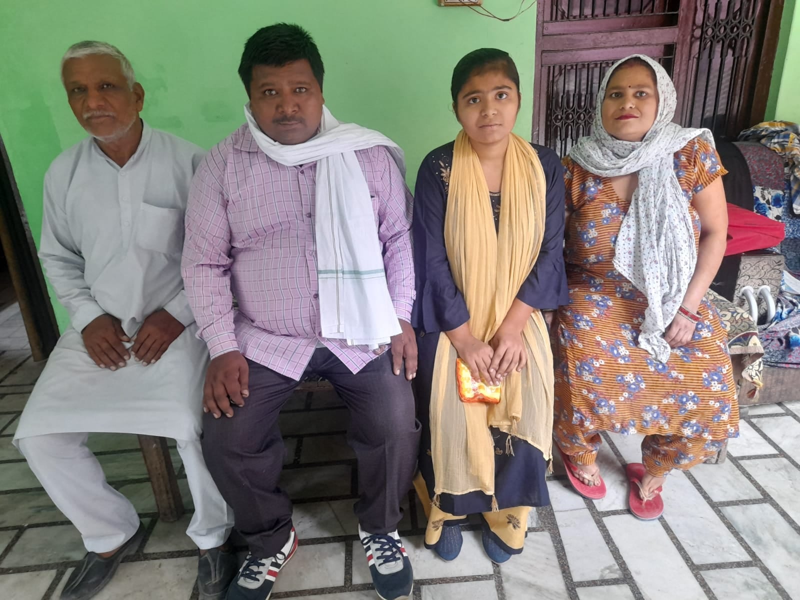 परिजनों संग जिले में हाई स्कूल तृतीय स्थान प्राप्त करने वाली राधिका गुप्ता