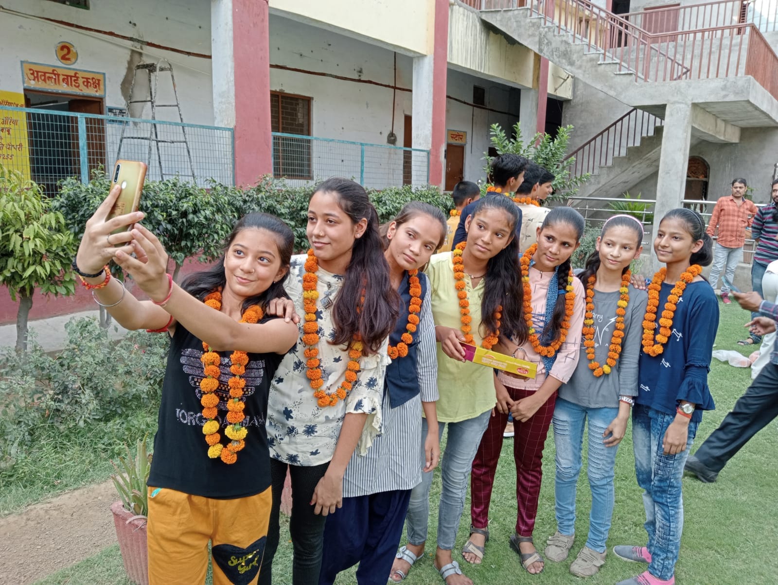  परीक्षा में सफल तो सेल्फी लेकर खुशी जताई। संवाद