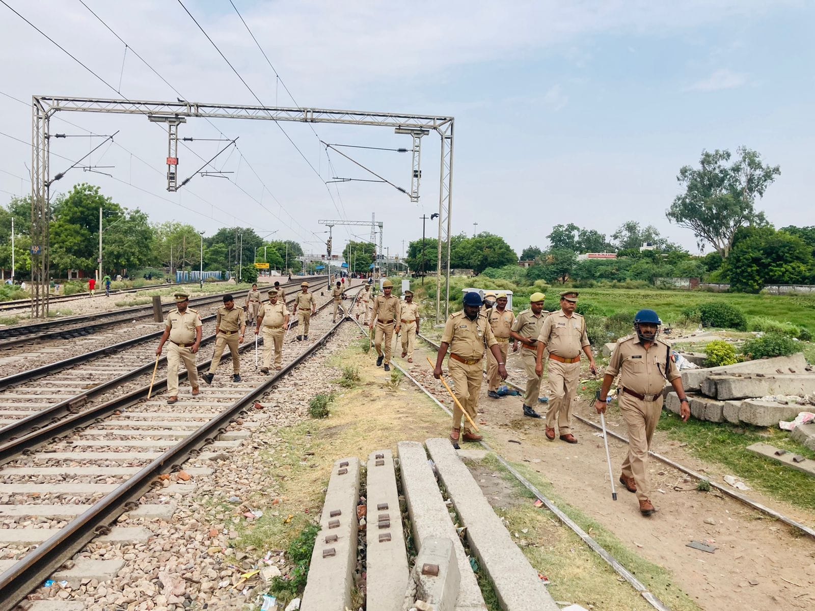 रेलवे लाइन किनारे गश्त करती पुलिस। संवाद