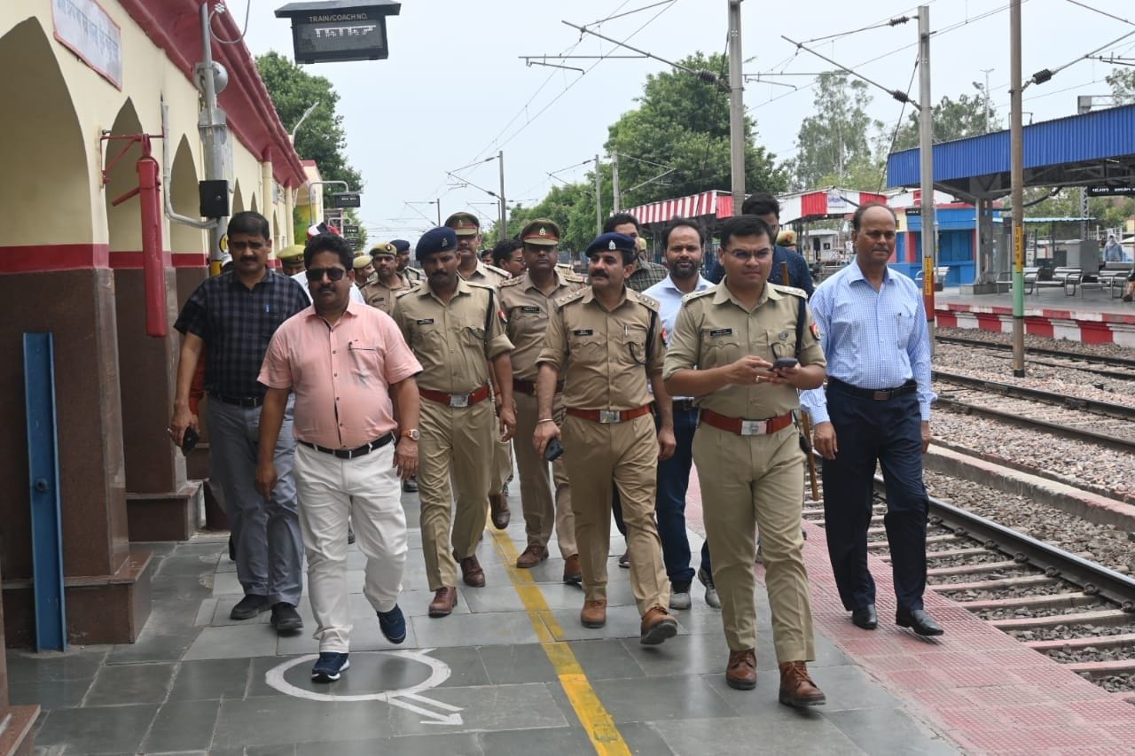 रेलवे स्टेशन फफूंद पर गश्त करते जिलाधिकारी एवं पुलिस अधीक्षक। संवाद रेलवे स्टेशन फफूंद पर गश्त करते जिलाधिकारी एवं पुलिस अधीक्षक। संवाद