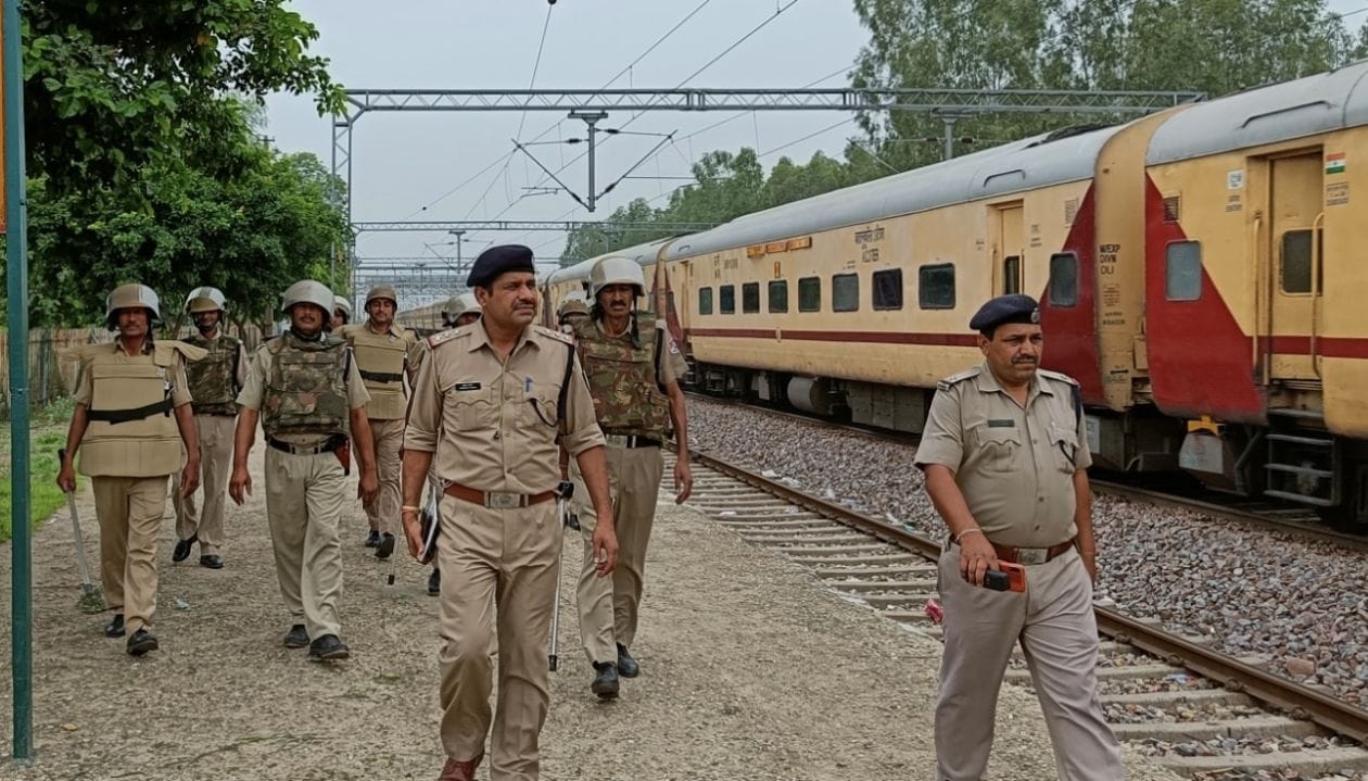 रेलवे स्टेशन पर गश्त करते आरपीएफ के जवान। संवाद रेलवे स्टेशन पर गश्त करते आरपीएफ के जवान। संवाद