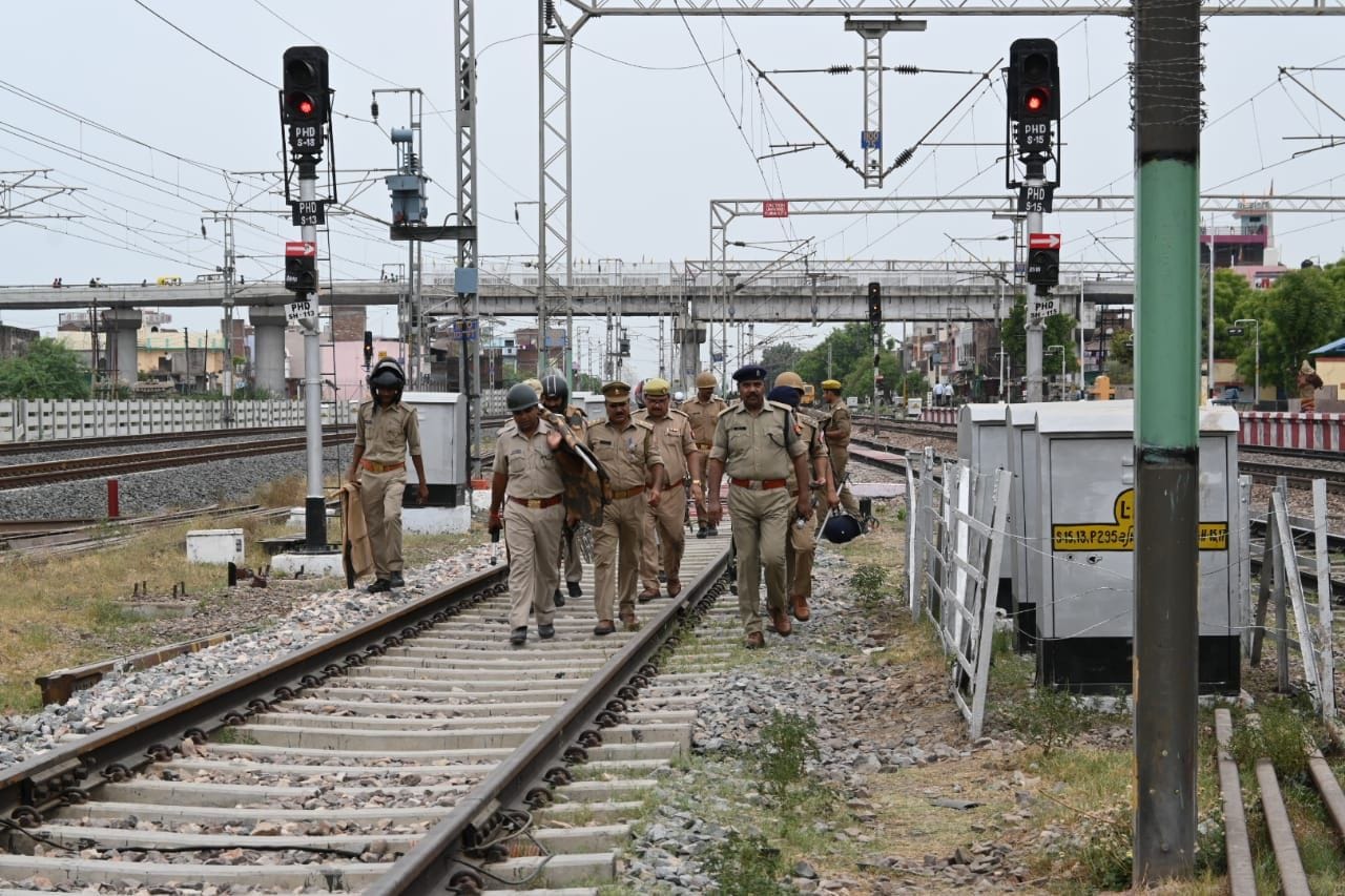 रेलवे ट्रैक पर निगरानी करने के लिए जाते पुलिस के आला अधिकारी। संवाद रेलवे ट्रैक पर निगरानी करने के लिए जाते पुलिस के आला अधिकारी। संवाद
