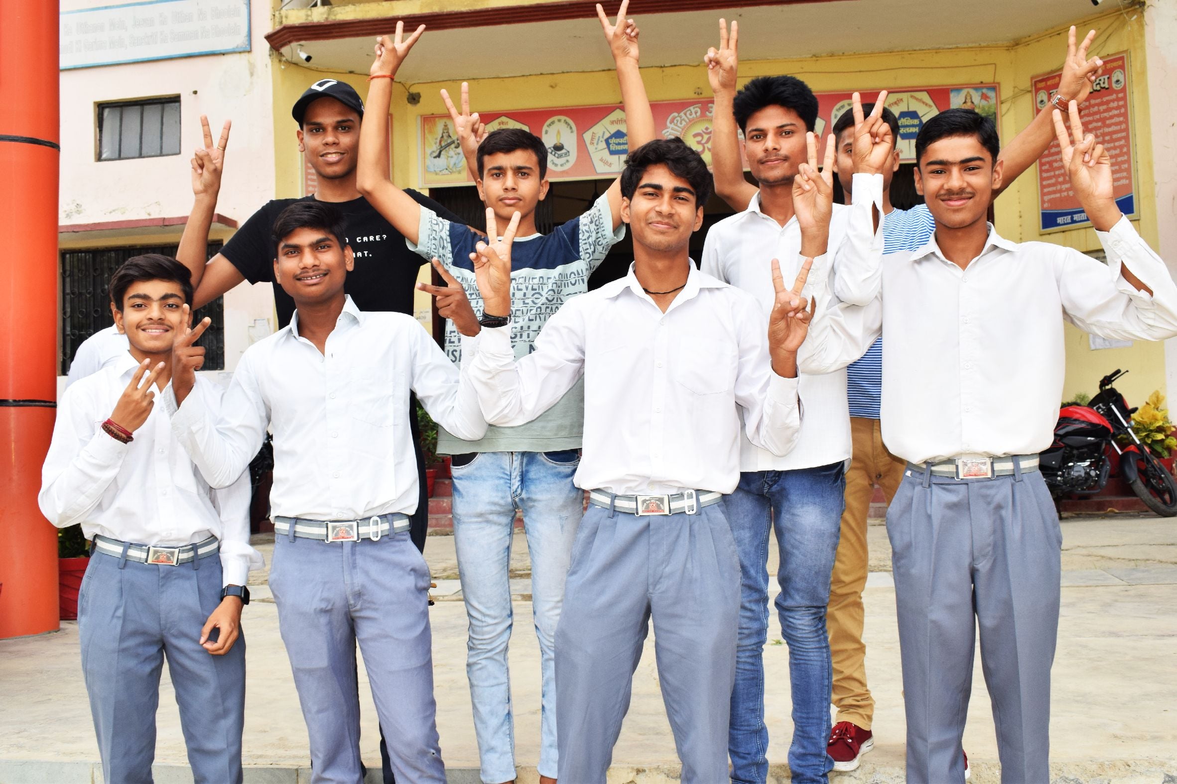 शाहजहांपुर में पास होने पर खुशियां मनाती संजय कुमार सरस्वती इंटर कॉलेल के छात्र । संवाद शाहजहांपुर में पास होने पर खुशियां मनाती संजय कुमार सरस्वती इंटर कॉलेल के छात्र । संवाद