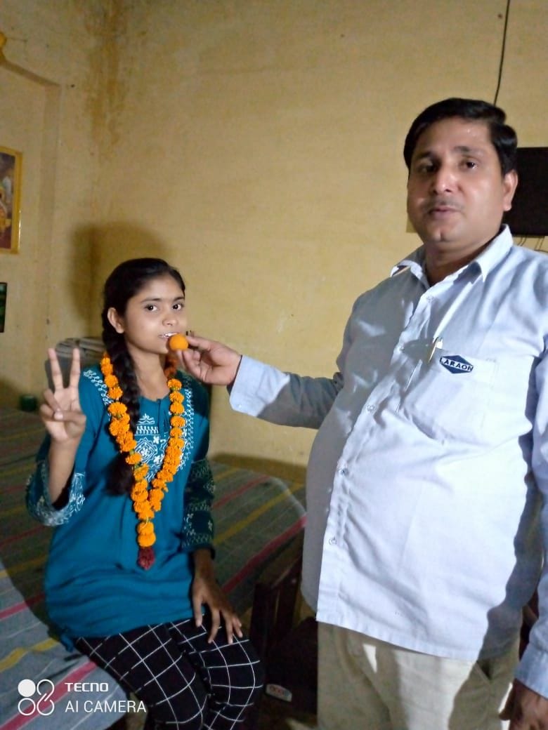 शालू को मिठाई खिलाते पिता यदुवीर सिंह। संवाद शालू को मिठाई खिलाते पिता यदुवीर सिंह। संवाद