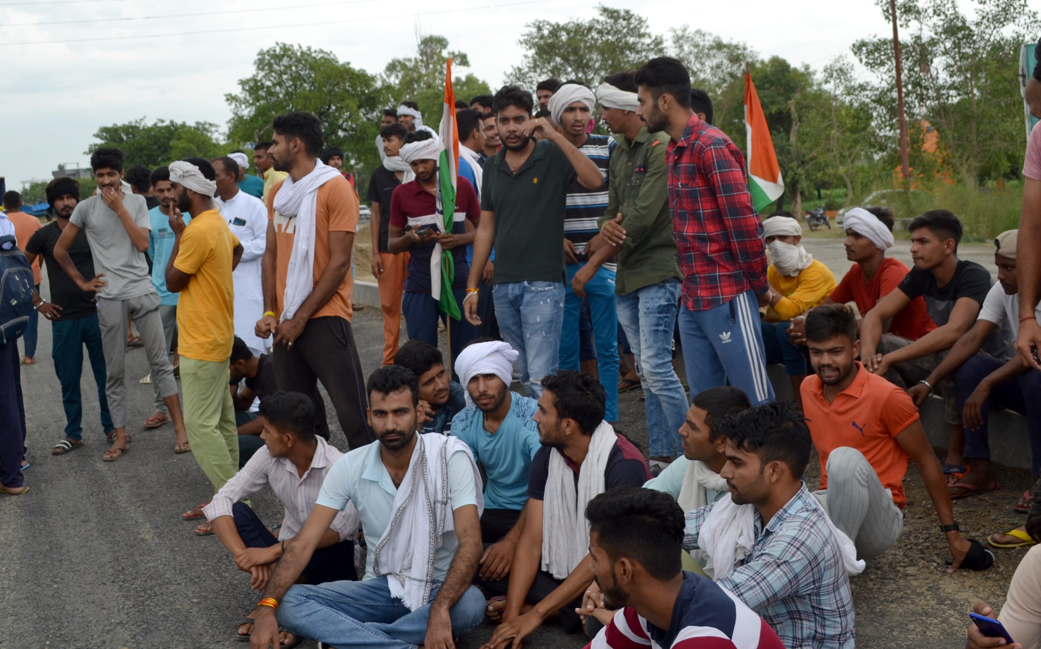 शामली कलक्ट्रेट के सामने धरना-प्रदर्शन करते युवा। शामली कलक्ट्रेट के सामने धरना-प्रदर्शन करते युवा।