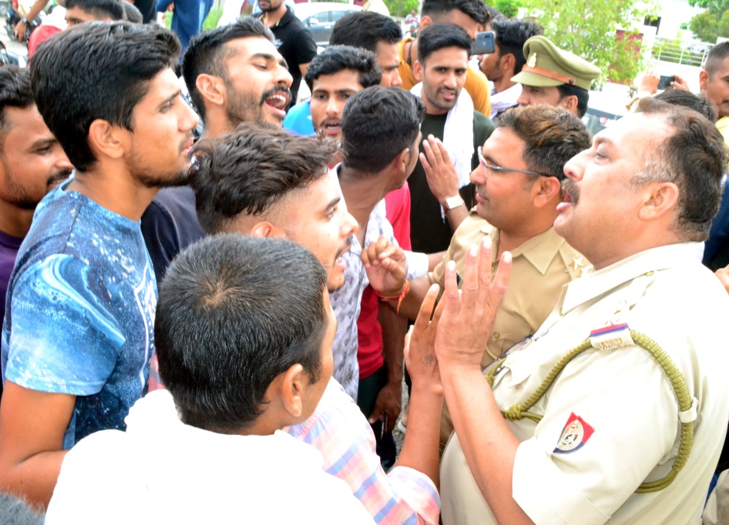 शामली कलक्ट्रेट के सामने युवाओं से वार्ता करते पुलिसकर्मी। शामली कलक्ट्रेट के सामने युवाओं से वार्ता करते पुलिसकर्मी।