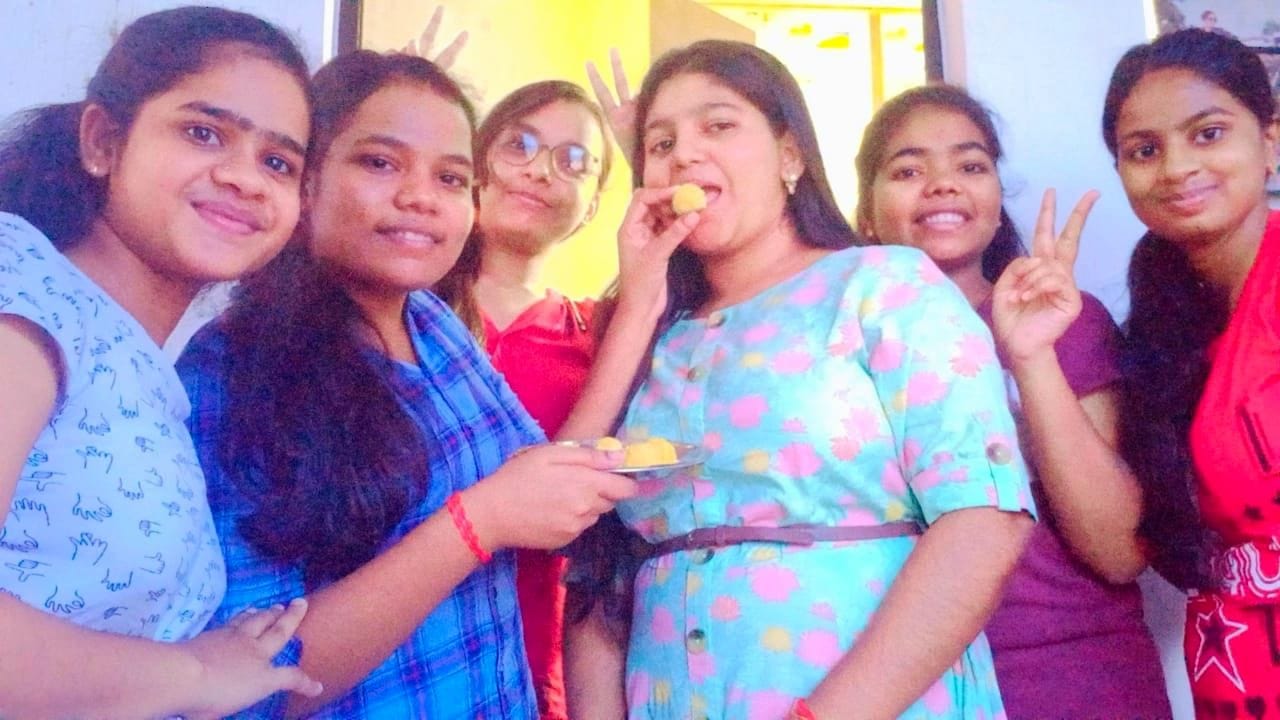 ोटो- 24- इंटर की टॉपर कृति सिंह को जिला टॉप करने पर मिठाई खिलाते परिजन व सहेलियां। संवाद ोटो- 24- इंटर की टॉपर कृति सिंह को जिला टॉप करने पर मिठाई खिलाते परिजन व सहेलियां। संवाद