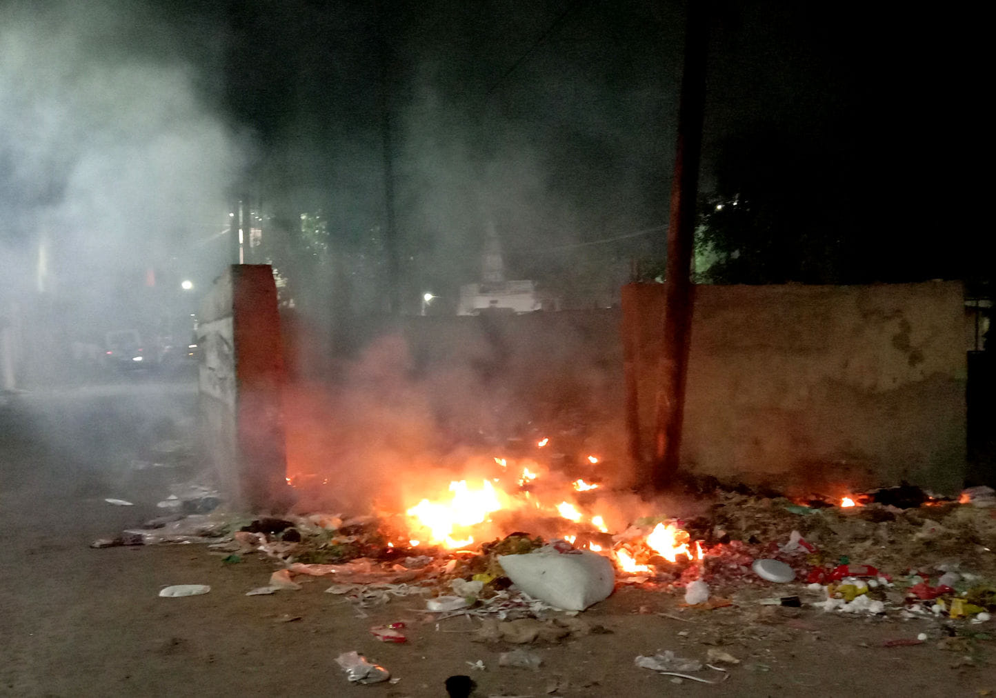 दालमंडी पुल पर जलाया गया कूड़ा दालमंडी पुल पर जलाया गया कूड़ा
