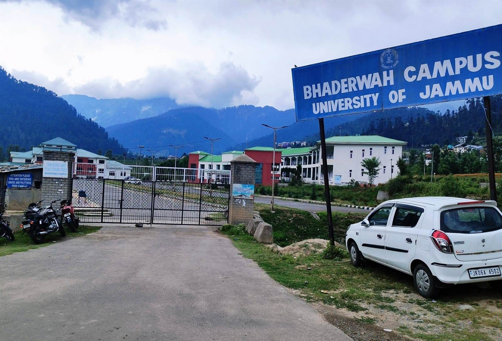 उधमपुर: बदलवा में कर्फ्यू में दी गई ढील के दृश्य..