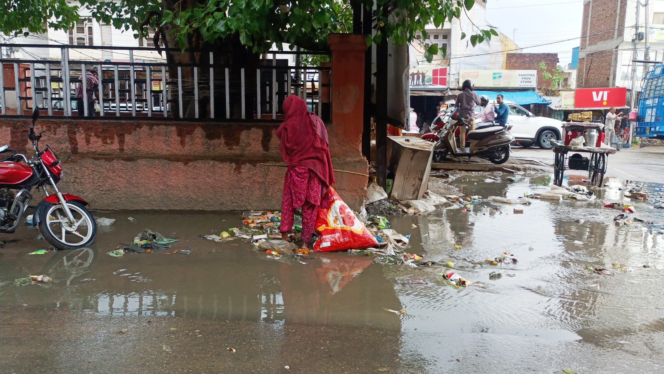 उधमपुर: विनस चौक पर नाली से निकलता हुआ धंधा पानी रोड पर बहता हुआ.