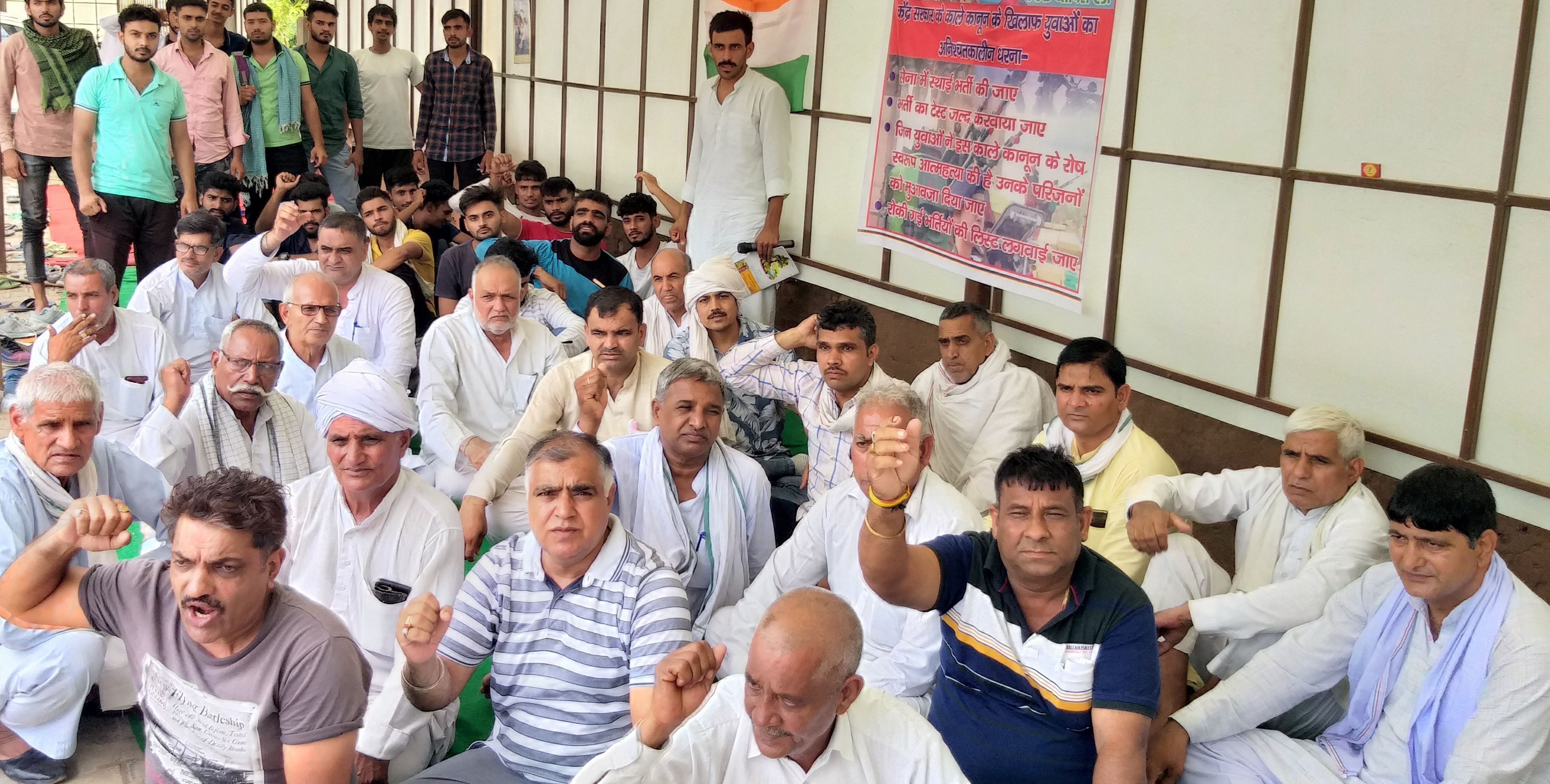   अग्निपथ योजना के विरोध में धरनास्थल पर युवाओं के आंदोलन को समर्थन देने पहुंचे लोग।