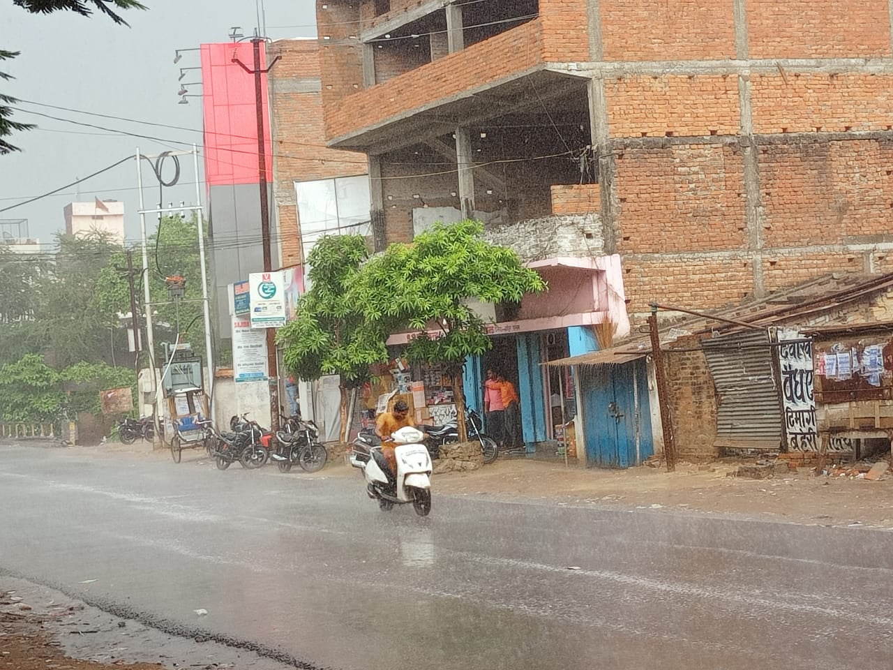 एनएच-31 स्थित बहेरी में बारिश के दौरान भींगते हुए अपने गंतव्य को जाता बाइक सवार युवक। एनएच-31 स्थित बहेरी में बारिश के दौरान भींगते हुए अपने गंतव्य को जाता बाइक सवार युवक।