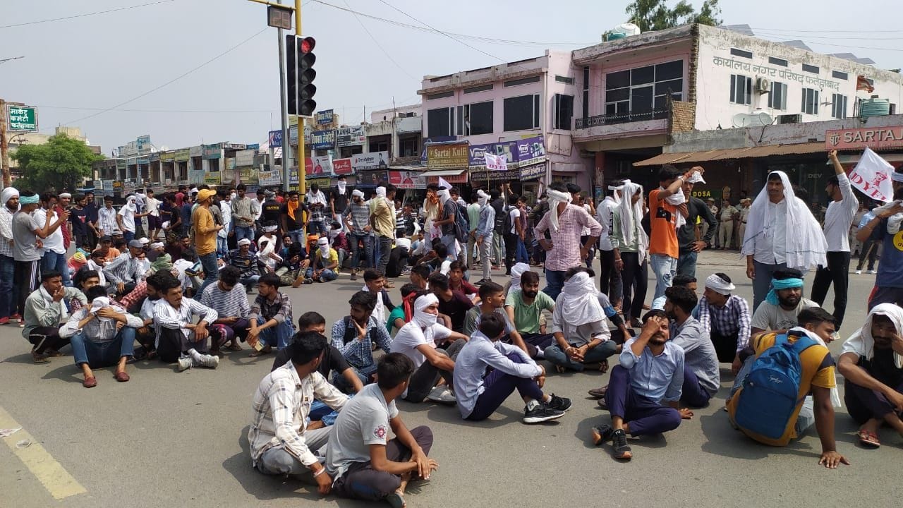 फतेहाबाद में लालबत्ती चौक पर रोड जाम करके बैठे युवा। फतेहाबाद में लालबत्ती चौक पर रोड जाम करके बैठे युवा।