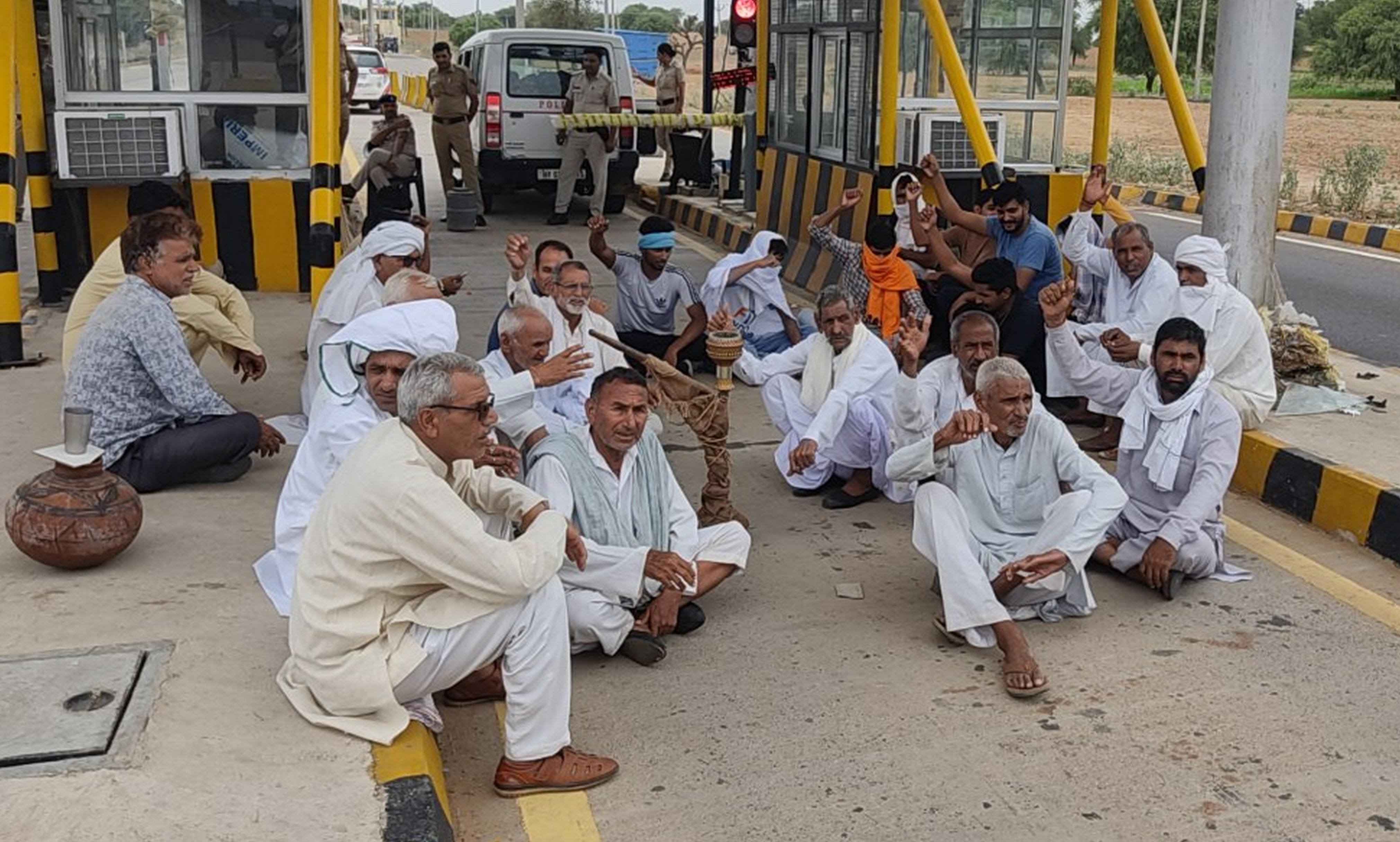   गांव लाड टोल प्लाजा पर धरना पर बैठे किसान संगठनों के पदाधिकारी।