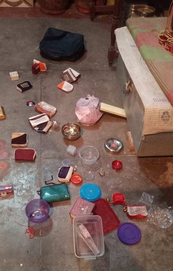 घर के कमरे में बिखरे पड़े जेवरों के पर्स व बॉक्स। 