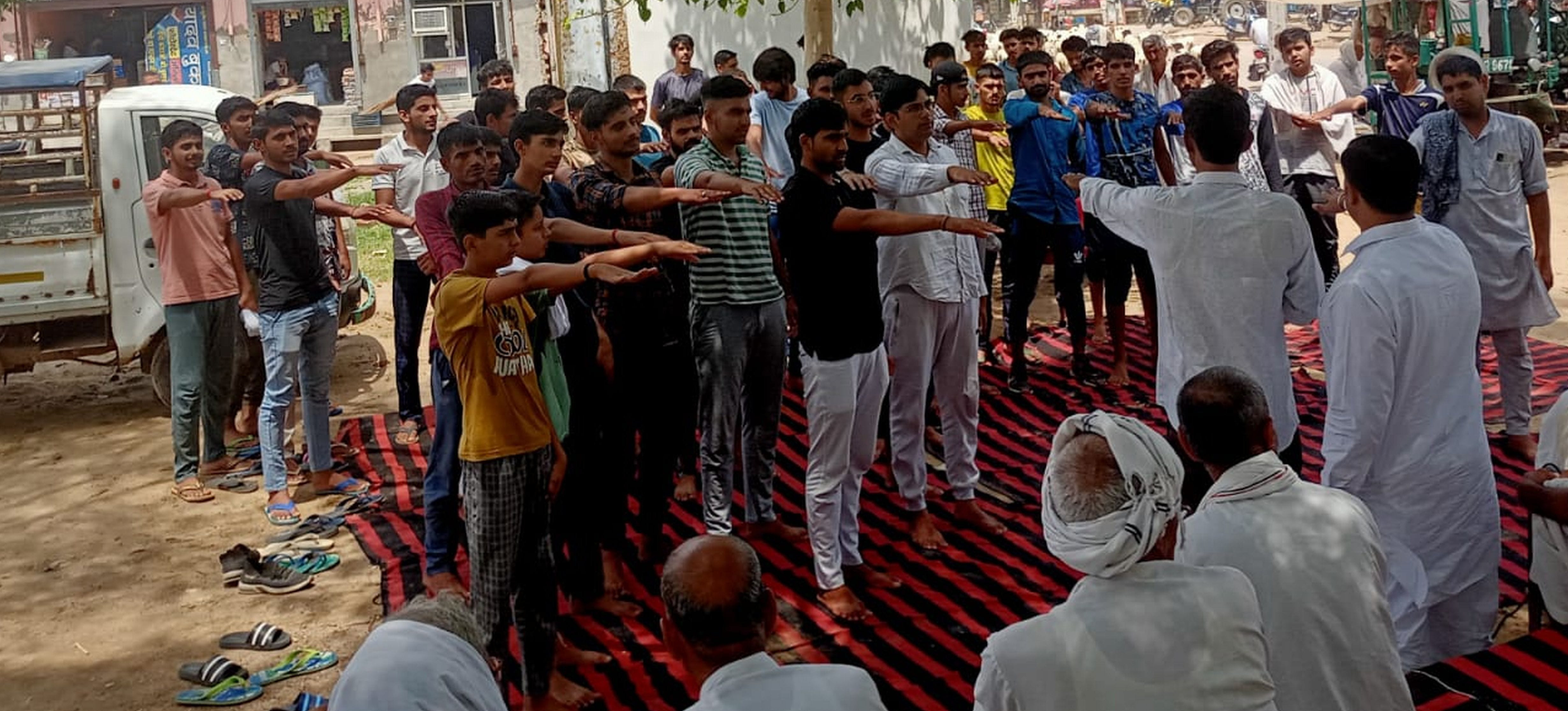   झोझूकलां में धरनास्थल पर हिंसक गतिविधि का हिस्सा न बनने की शपथ लेते युवा।