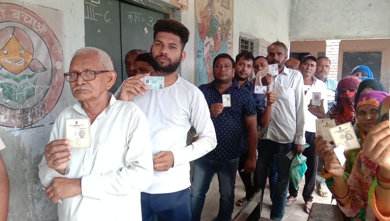   कुंडली नगर पालिका में मतदान करने के लिए पहुंचे मतदाता अपना पहचानपत्र दिखाते हुए। संवाद