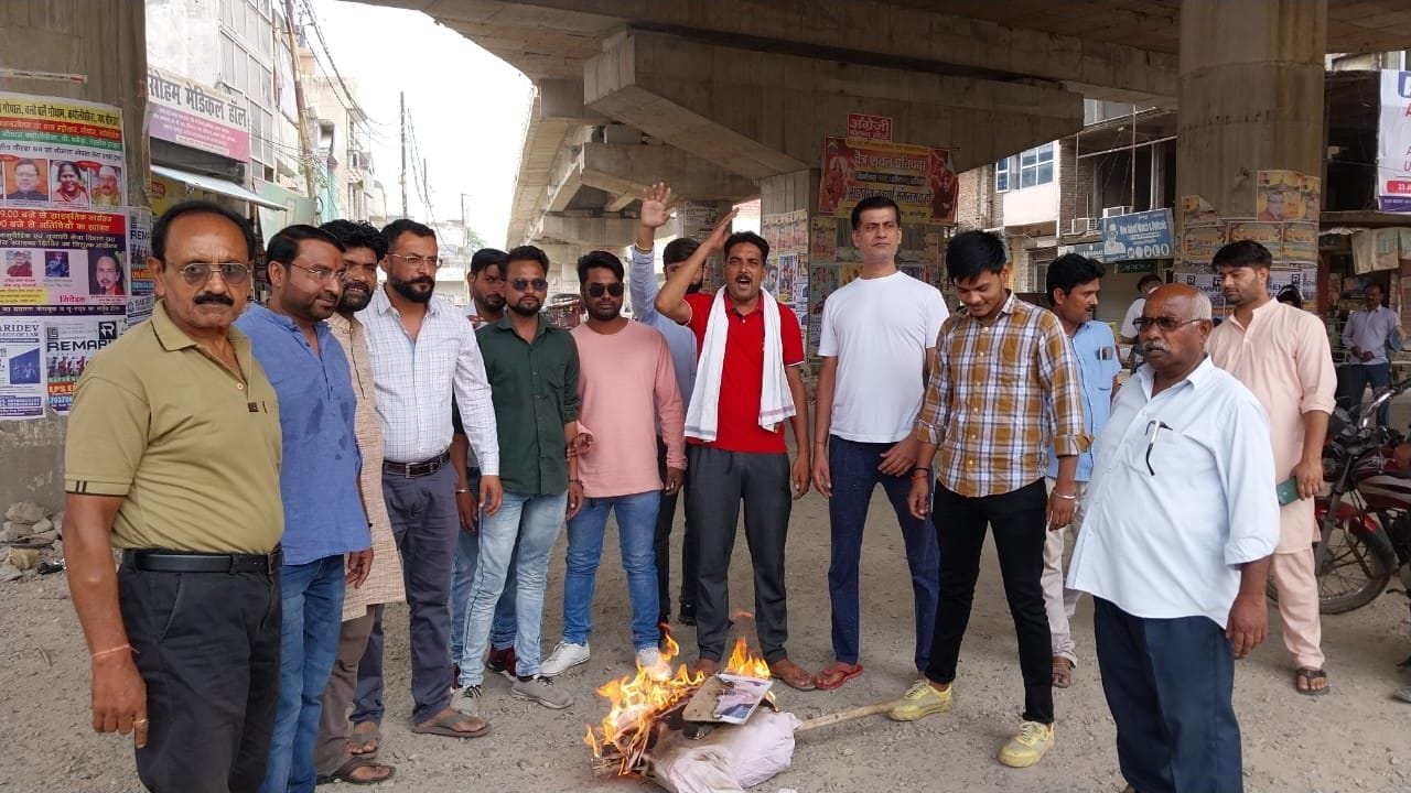 काशीपुर के एमपी चौक पर पीएम का पुतला फूंकते कांग्रेस कार्यकर्ता। संवाद