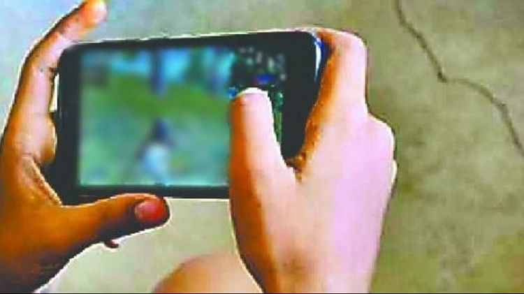 Online Gaming: आगरा में बेटे ने मोबाइल पर खेला ऑनलाइन गेम, पिता के खाते से कट गए 39 लाख रुपये