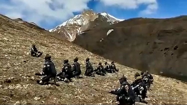 उत्तराखंड में चोटियों पर आईटीबीपी के जवानों ने किया योगा।