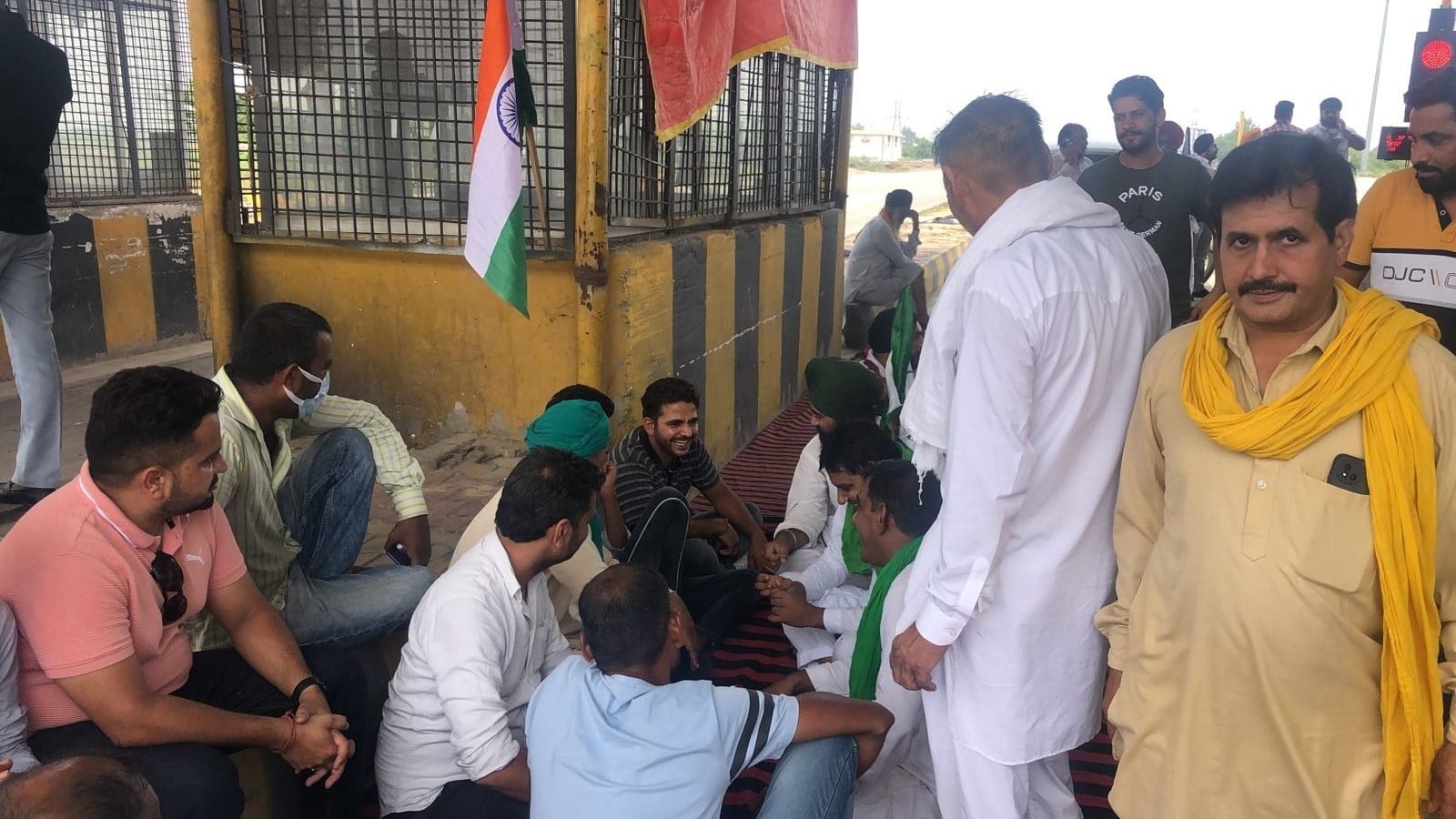 अग्निपथ योजना के विरोध में सैनी टोल प्लाजा पर धरना देते किसान। संवाद अग्निपथ योजना के विरोध में सैनी टोल प्लाजा पर धरना देते किसान। संवाद