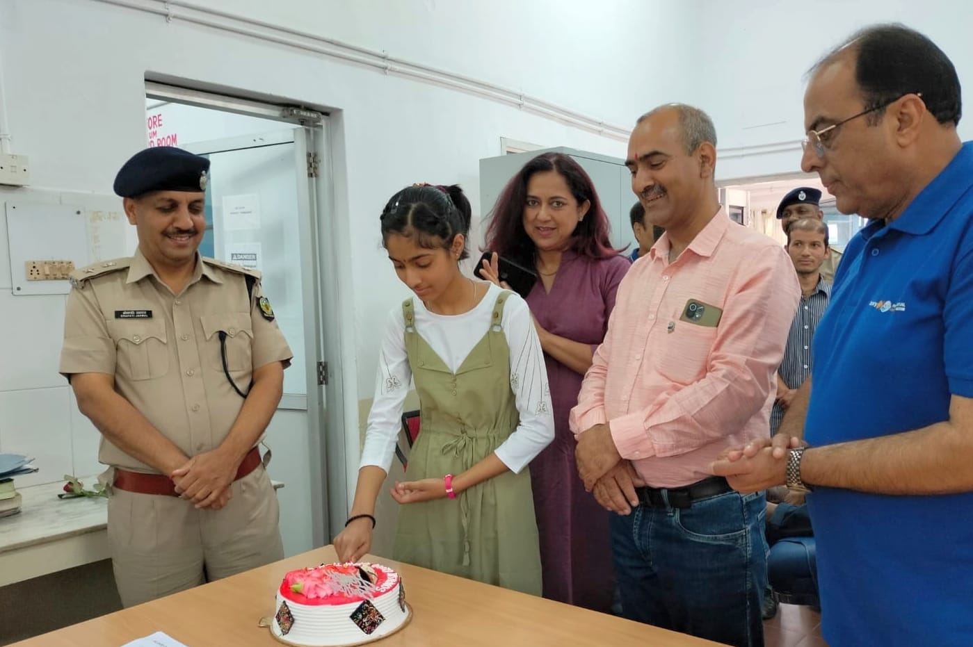 अमर उजाला फाउंडेशन व रोटरी सिरमौर हिल्स की ओर से आयोजित रक्तदान शिविर में जन्मदिन पर केक काटतीं स