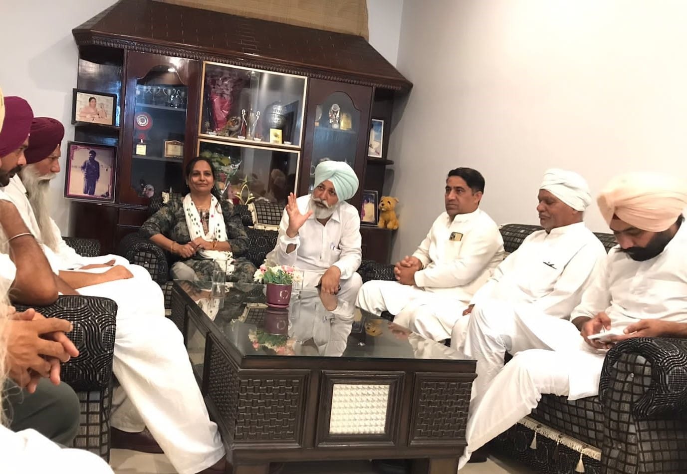 अपने घर पर चर्चा करतीं जजपा समर्थित आजाद प्रत्याशी गीता रानी।  संवाद