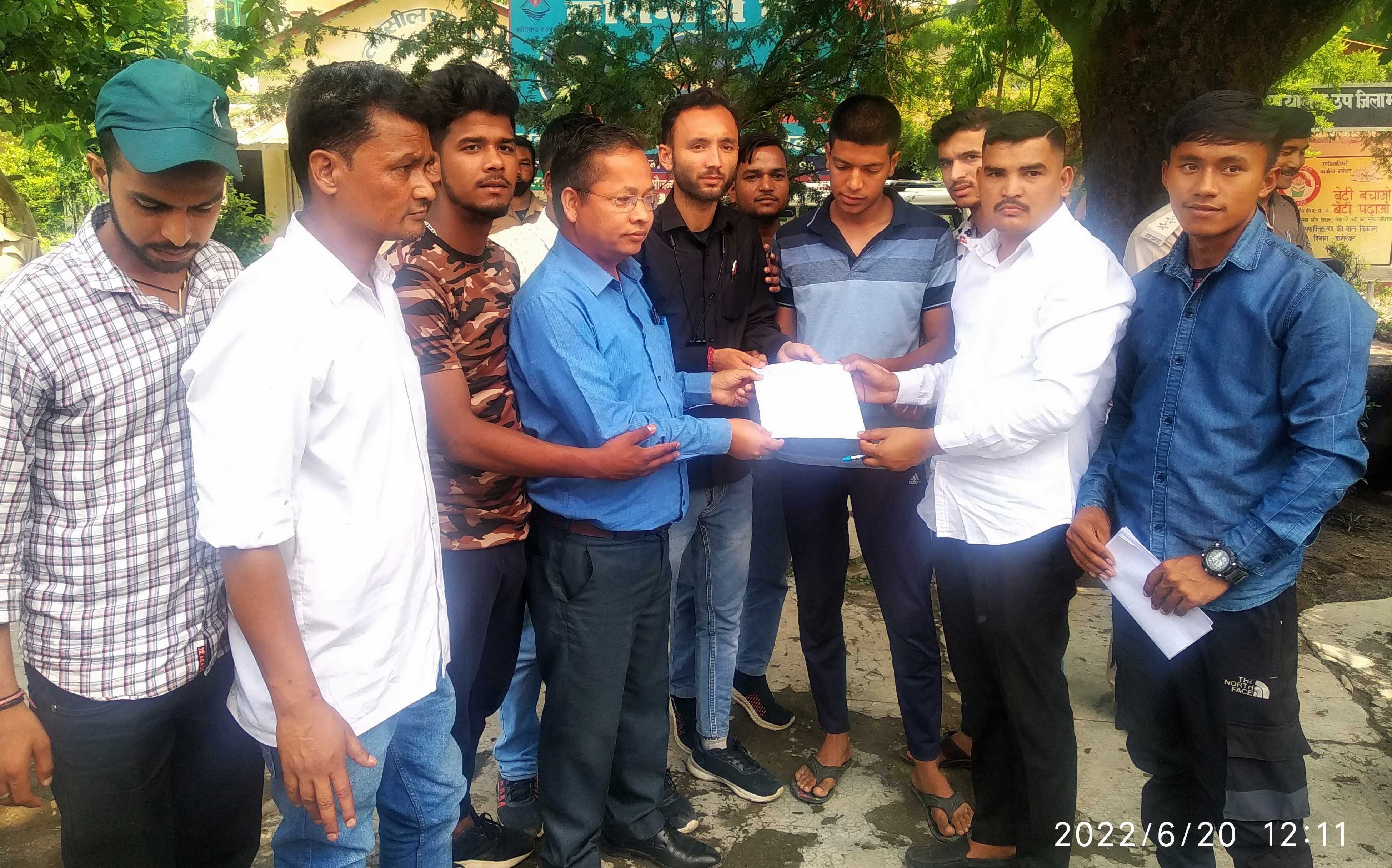 बागेश्वर में अग्निपथ योजना के विरोध में एसडीएम के माध्यम से रक्षामंत्री को ज्ञापन भेजते युवा। स?