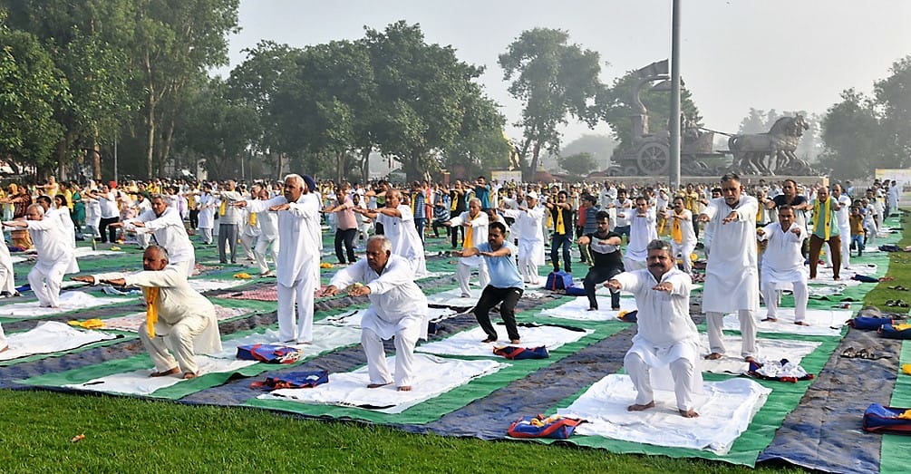  ब्रह्मसरोवर स्थित पुरुषोत्तमपुरा बाग में योग करते लोग।  संवाद