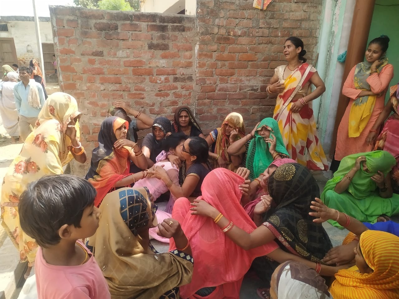 फोटो 20 एयूआरपी -07 - रोते-बिलखते परिजन। संवाद फोटो 20 एयूआरपी -07 - रोते-बिलखते परिजन। संवाद