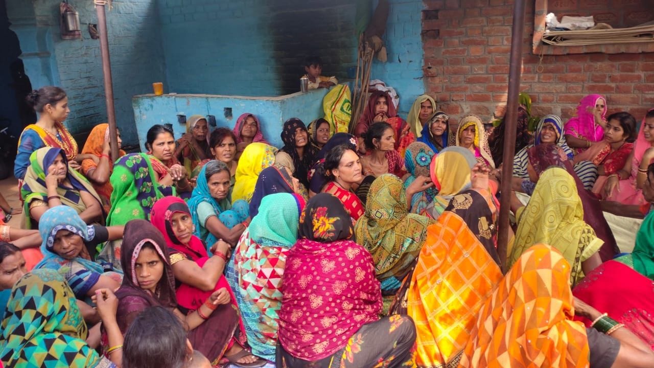 फोटो20एयूआरपी 16- घटना के बाद रोते-बिलखते परिजन। संवाद फोटो20एयूआरपी 16- घटना के बाद रोते-बिलखते परिजन। संवाद