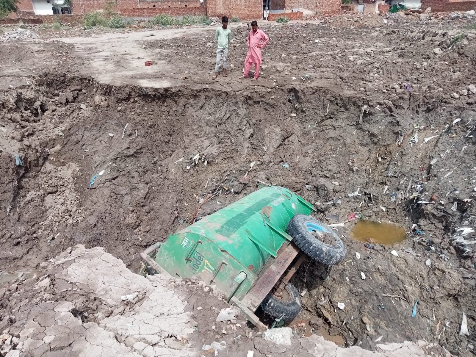 फतेहाबाद के चिल्ली क्षेत्र में डिस्पोजल टैंक के पास गड्डा होने से उसमें गिरा पानी का टेंकर फतेहाबाद के चिल्ली क्षेत्र में डिस्पोजल टैंक के पास गड्डा होने से उसमें गिरा पानी का टेंकर