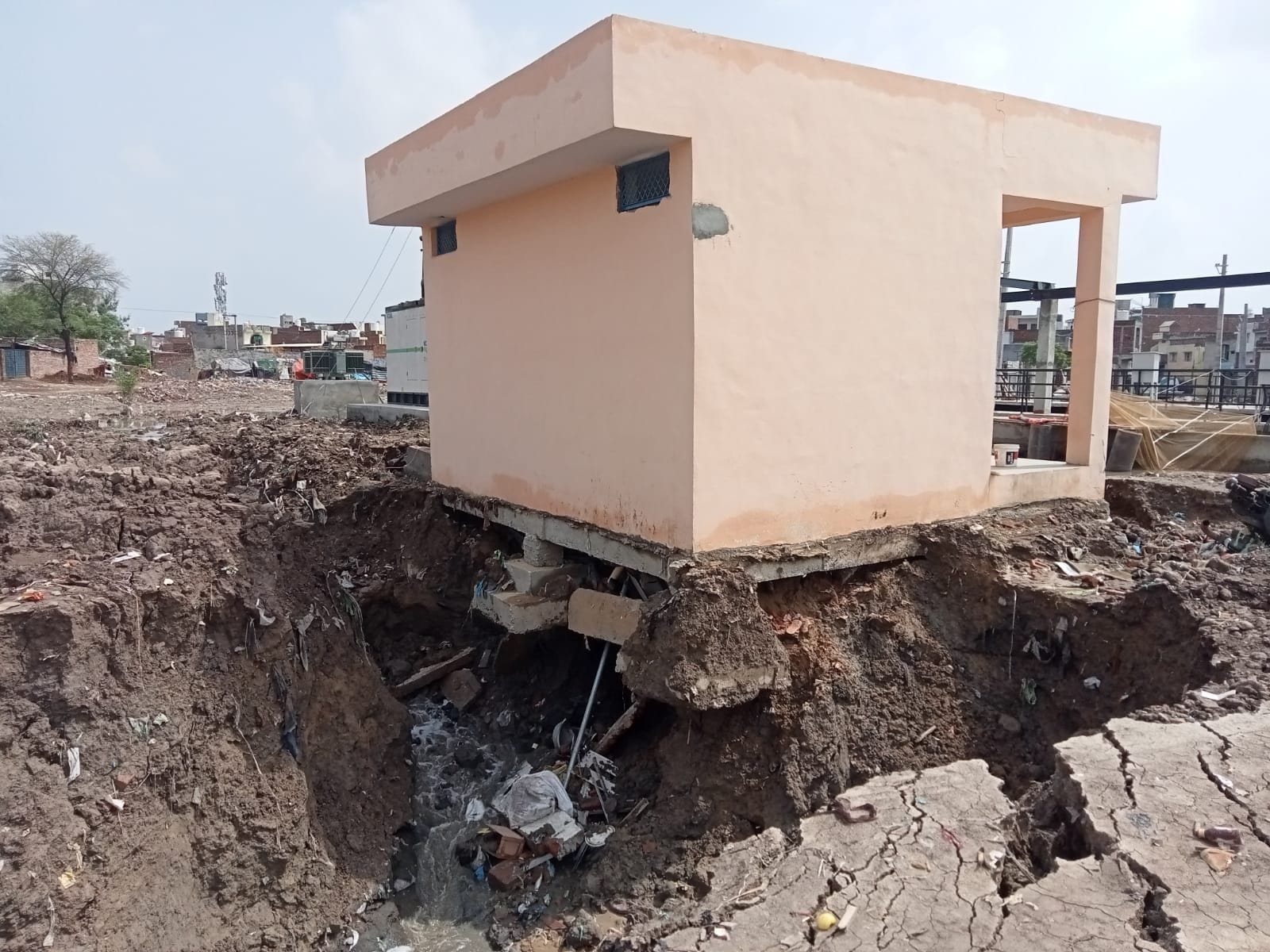 फतेहाबाद के चिल्ली क्षेत्र में डिस्पोजल टैंक के पास नीचे गड्डा होने से गिरने की कगार पर कंट्रोल र फतेहाबाद के चिल्ली क्षेत्र में डिस्पोजल टैंक के पास नीचे गड्डा होने से गिरने की कगार पर कंट्रोल र