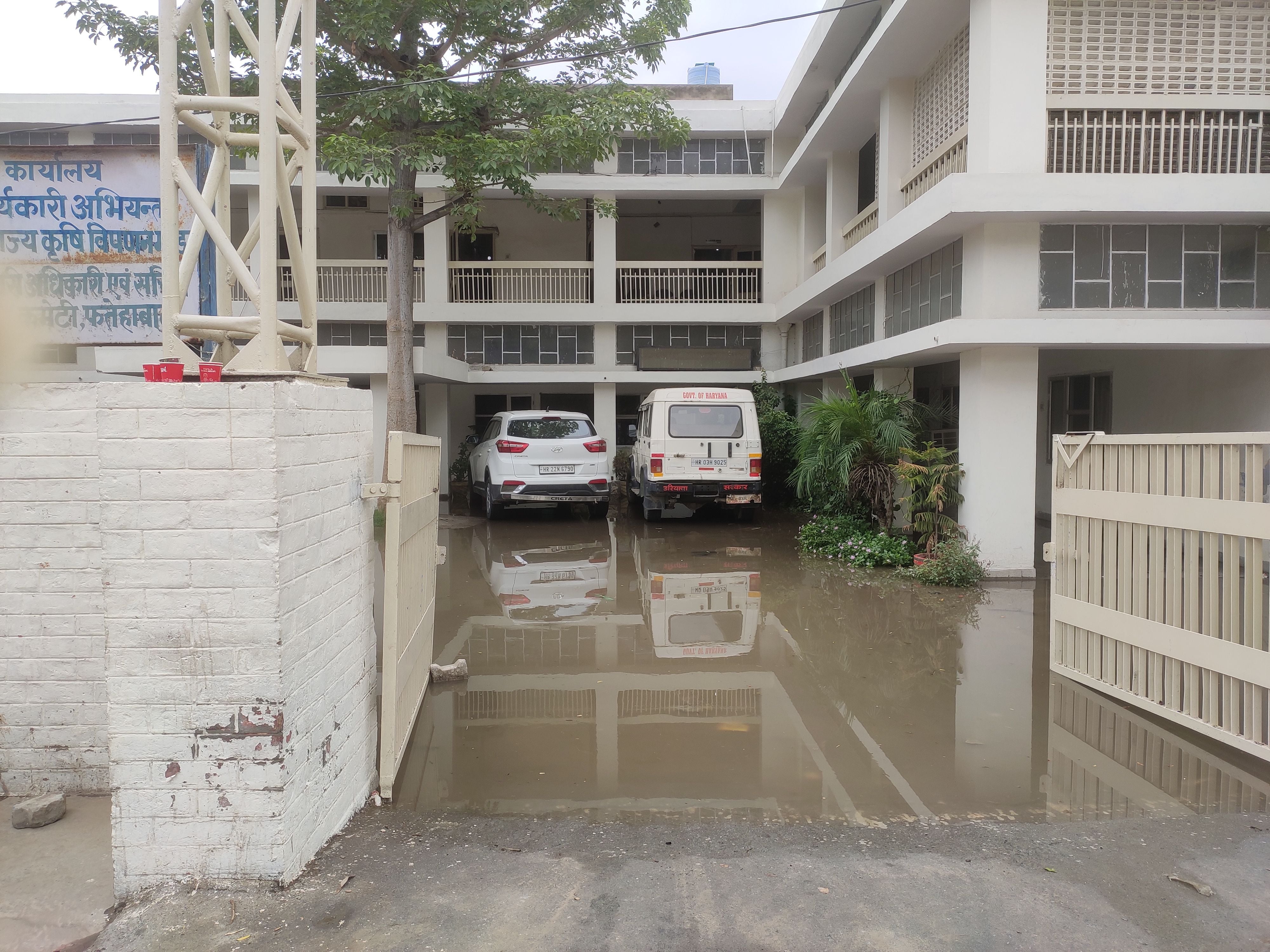 फतेहाबाद के मार्केट कमेटी कार्यालय में जमा बरसाती पानी फतेहाबाद के मार्केट कमेटी कार्यालय में जमा बरसाती पानी
