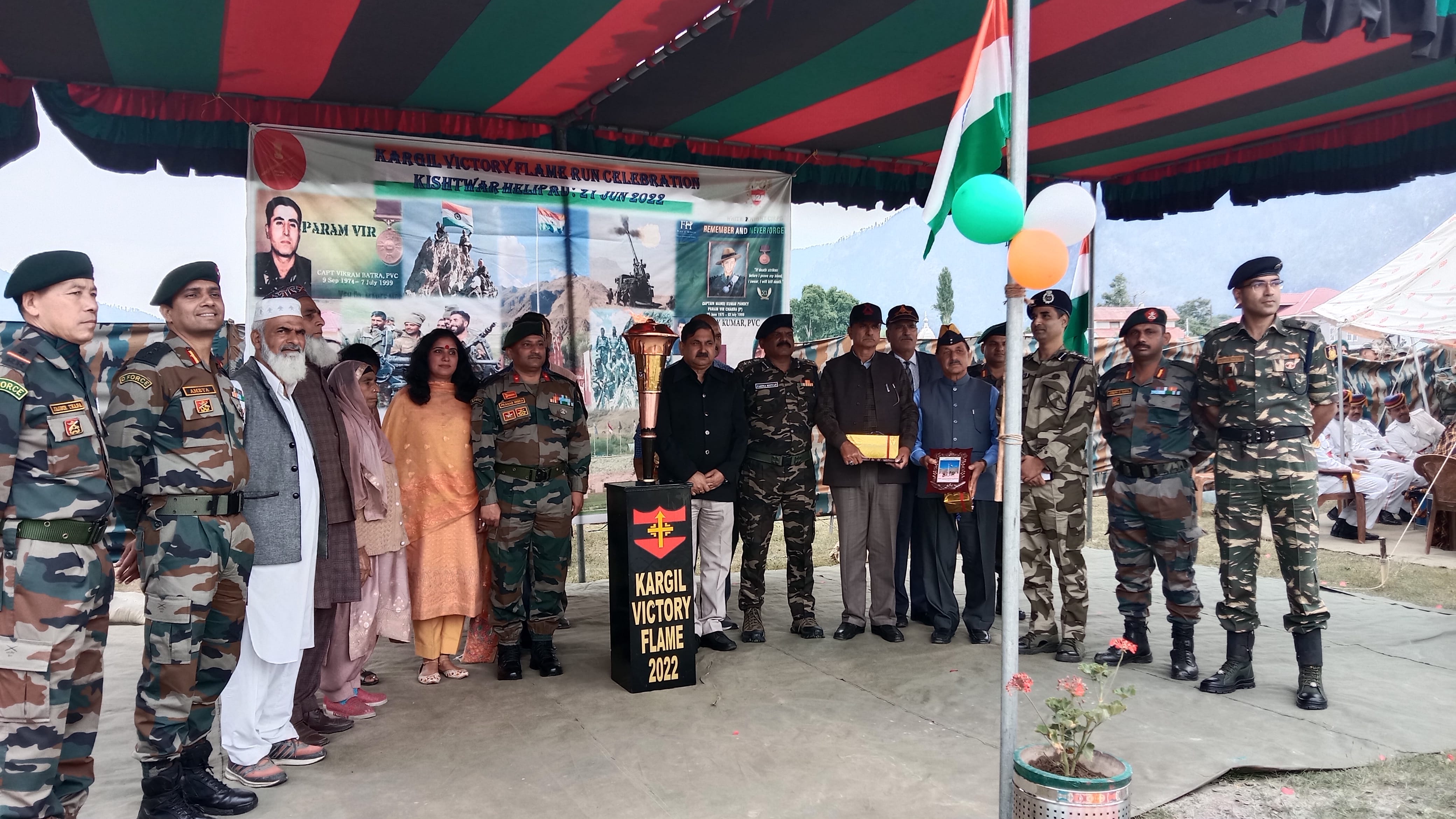 फोटो....करगिल विक्टरी फ्लेम को किश्तवाड़ नगर में चलाते हुए, शहीदों की याद में कार्यक्रम आयोजित