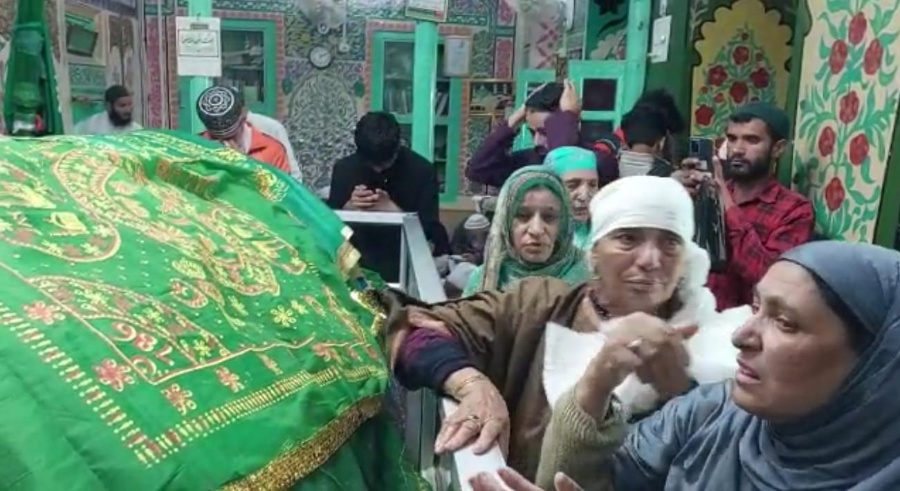 फोटो.....किश्तवाड़ में शाह फरीद उद दीन बगदादी की जियारत पर उर्स में शामिल लोग, व जियारत,