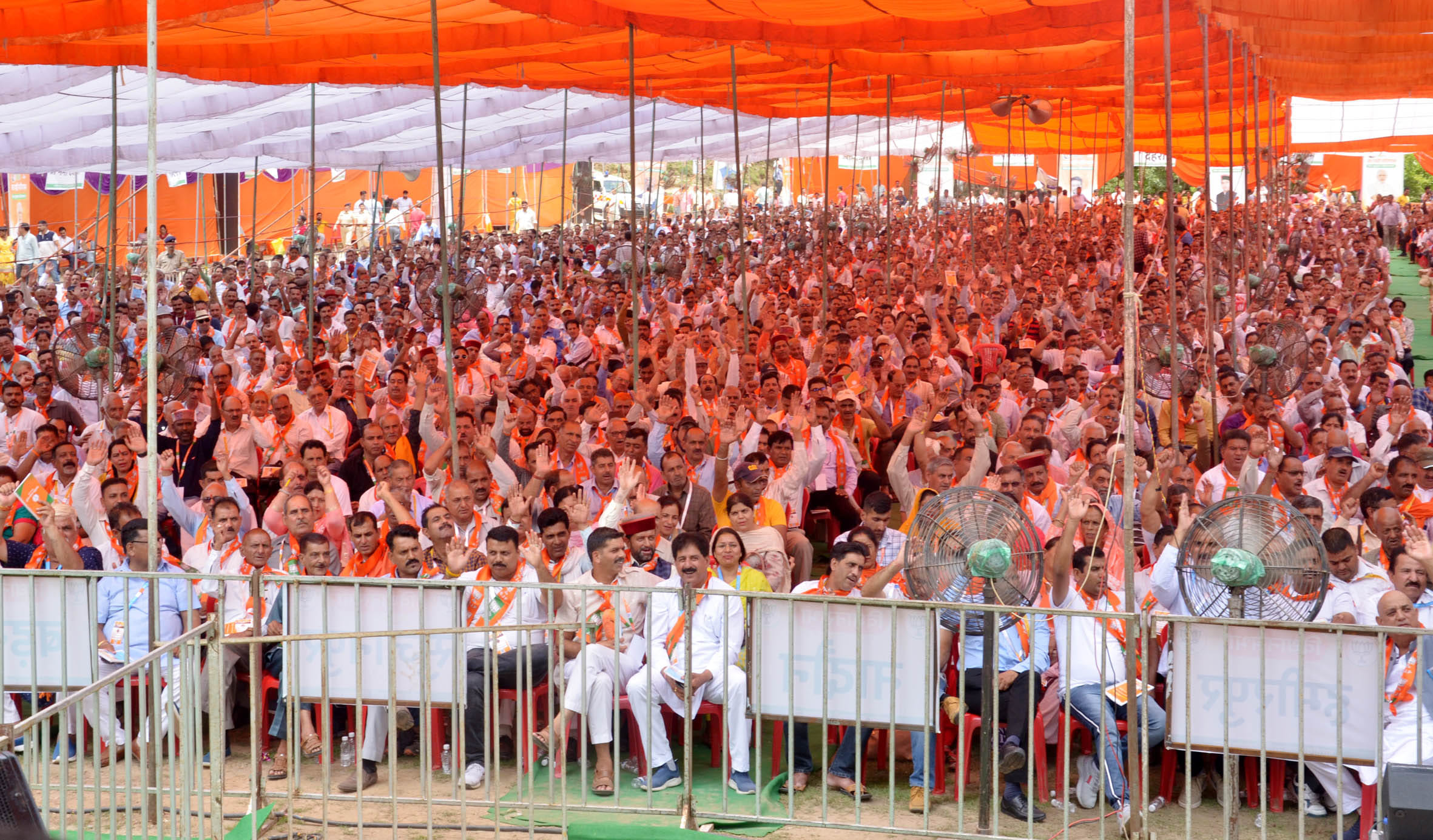 हमीरपुर में त्रिदेव सम्मेलन के दौरान पंडाल में उपस्थित पार्टी कार्यकर्ता। हमीरपुर में त्रिदेव सम्मेलन के दौरान पंडाल में उपस्थित पार्टी कार्यकर्ता।