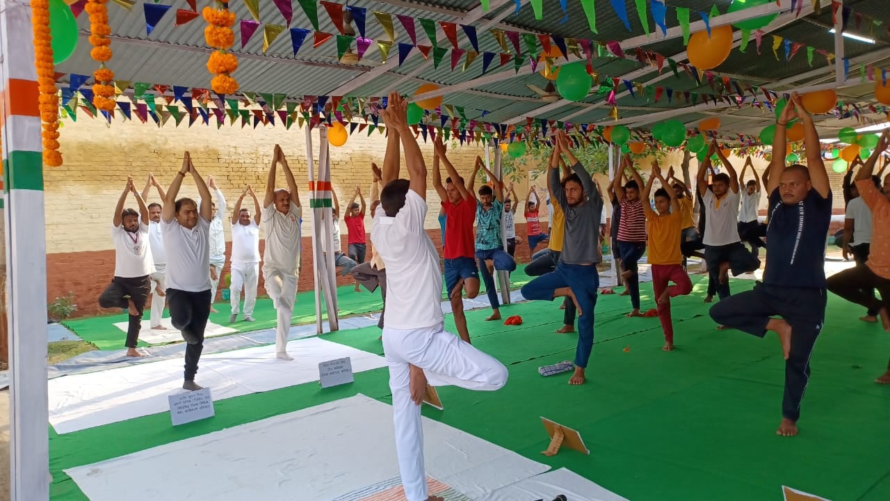 जिला कारागार परिसर में विश्व योग दिवस पर योगाभ्यास करते बंदी और बंदी रक्षक। जिला कारागार परिसर में विश्व योग दिवस पर योगाभ्यास करते बंदी और बंदी रक्षक।