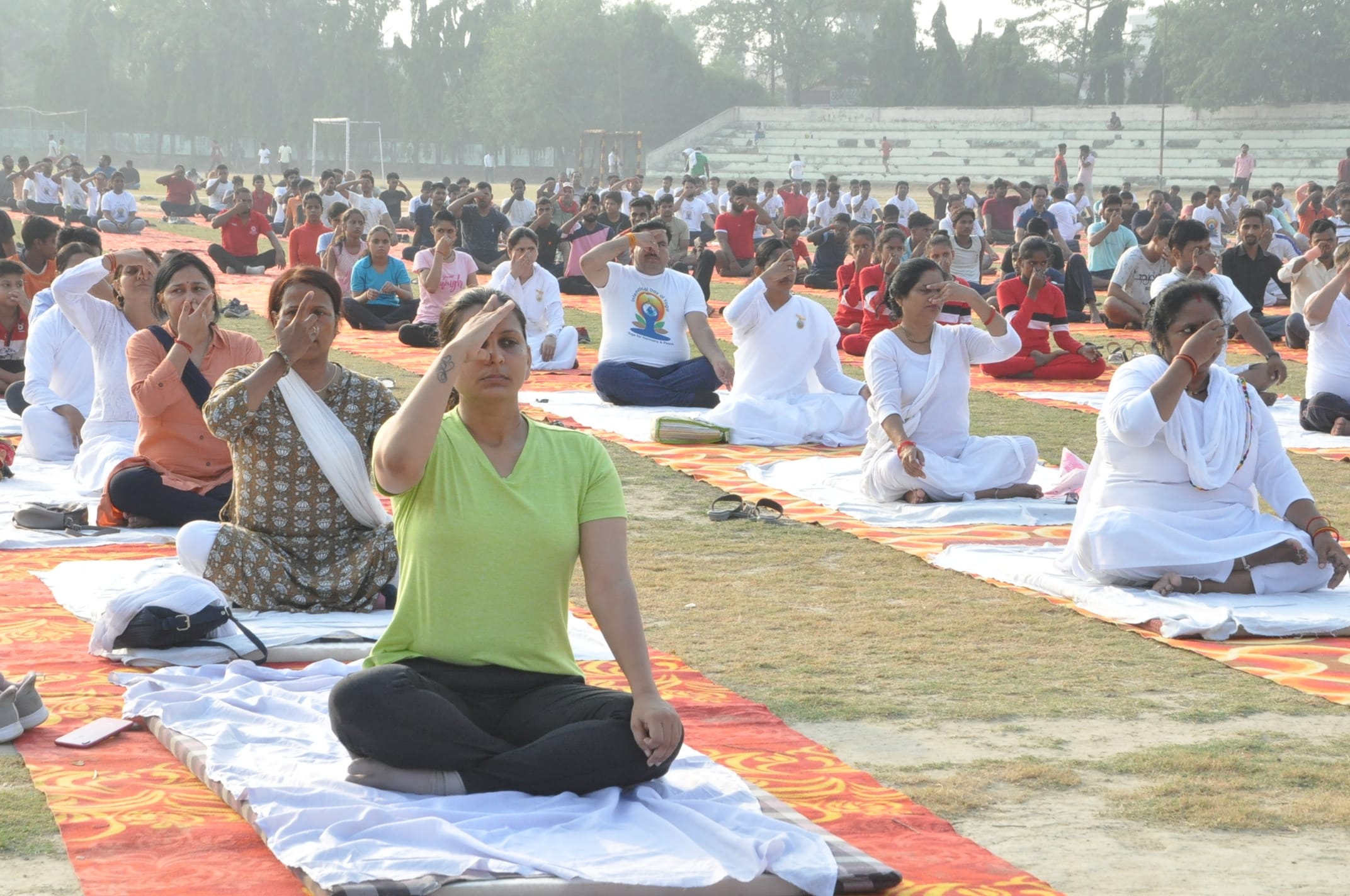 जिला र्स्पोट्स स्टेडियम में अर्न्तराष्ट्रीय योग दिवस पर आयोजित योग कार्यक्रम में योग करतीं महि? जिला र्स्पोट्स स्टेडियम में अर्न्तराष्ट्रीय योग दिवस पर आयोजित योग कार्यक्रम में योग करतीं महि?