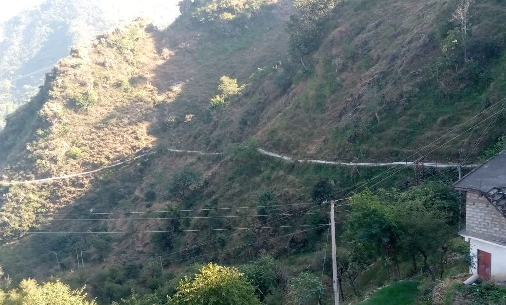 जुरासी गांव के लिए जाने वाला रास्ता।संवाद
