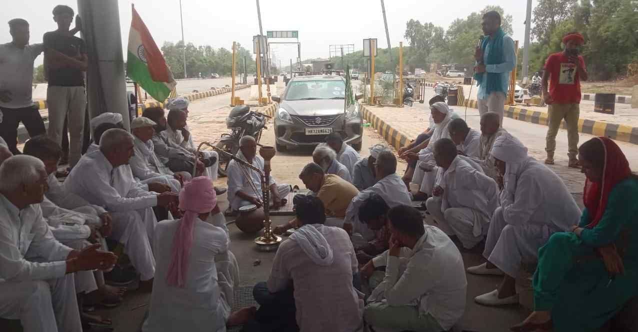 मकड़ौली टोल फ्री कराने के बाद धरने पर बैठे किसान। संवाद 