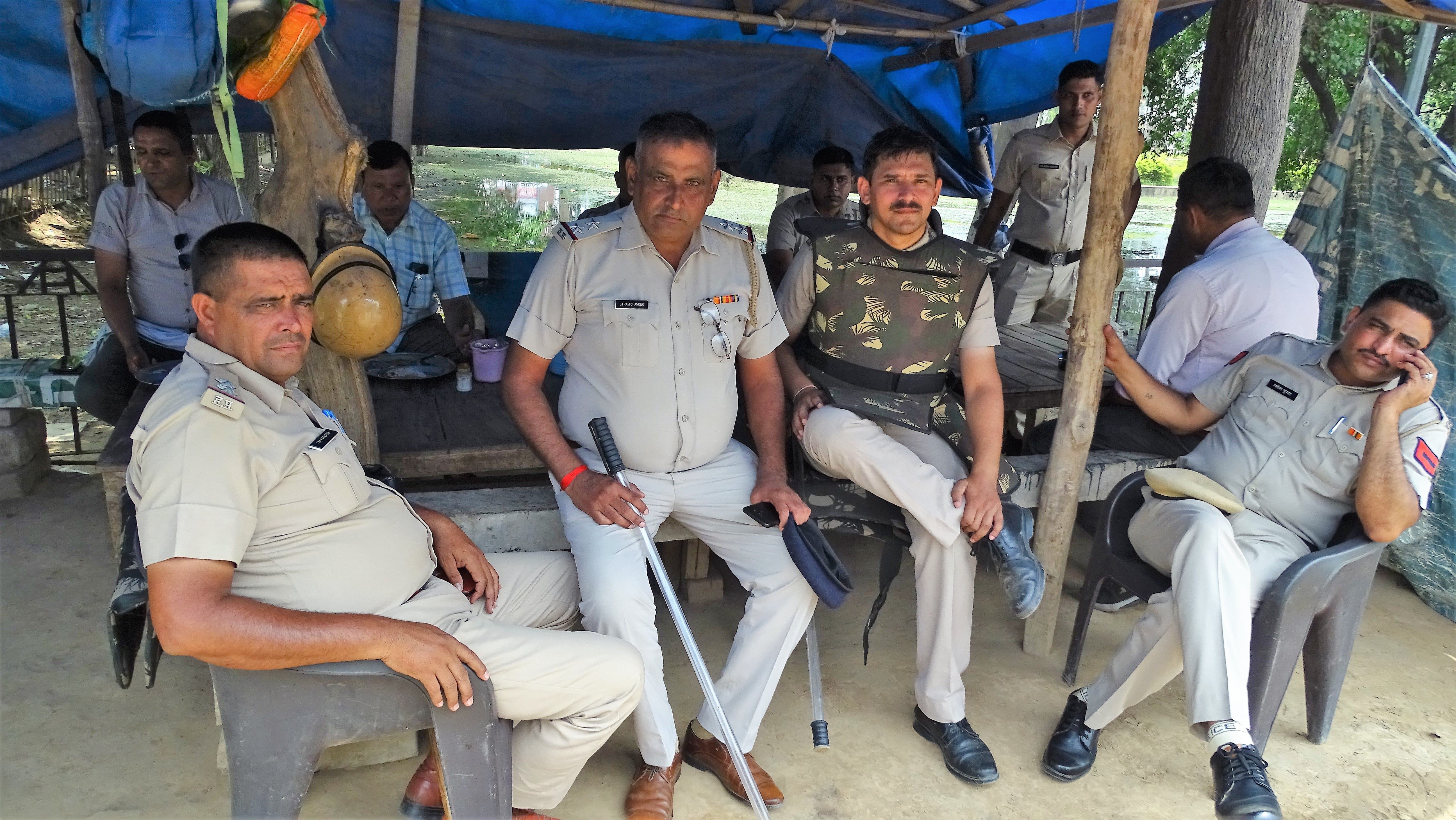 नए बस अड्डे के पास बैठे पुलिस कर्मचारी। नए बस अड्डे के पास बैठे पुलिस कर्मचारी।