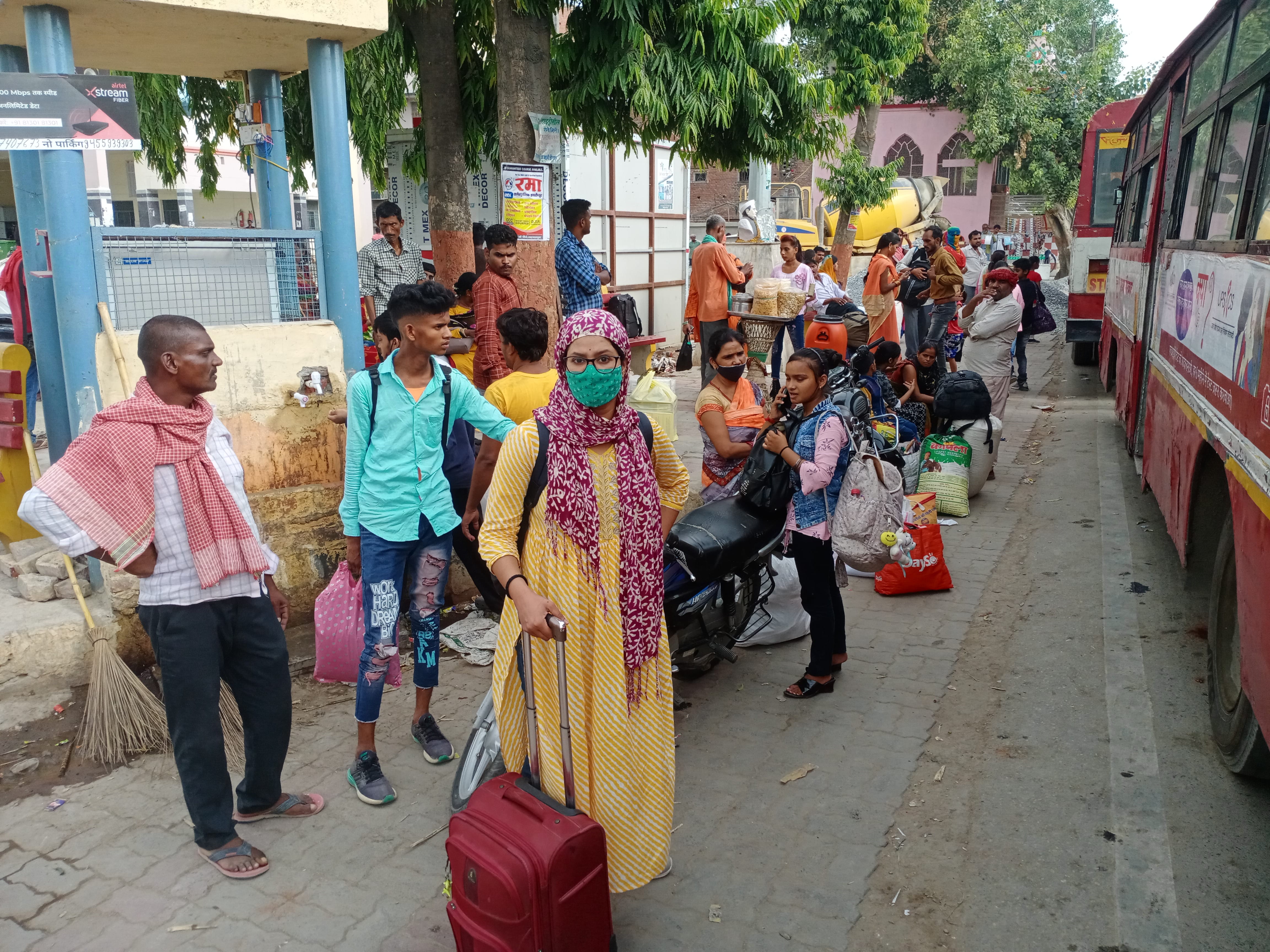 नगर के रोडवेज के बाहर बस की प्रतिक्षा में परेशान होते यात्री।संवाद नगर के रोडवेज के बाहर बस की प्रतिक्षा में परेशान होते यात्री।संवाद