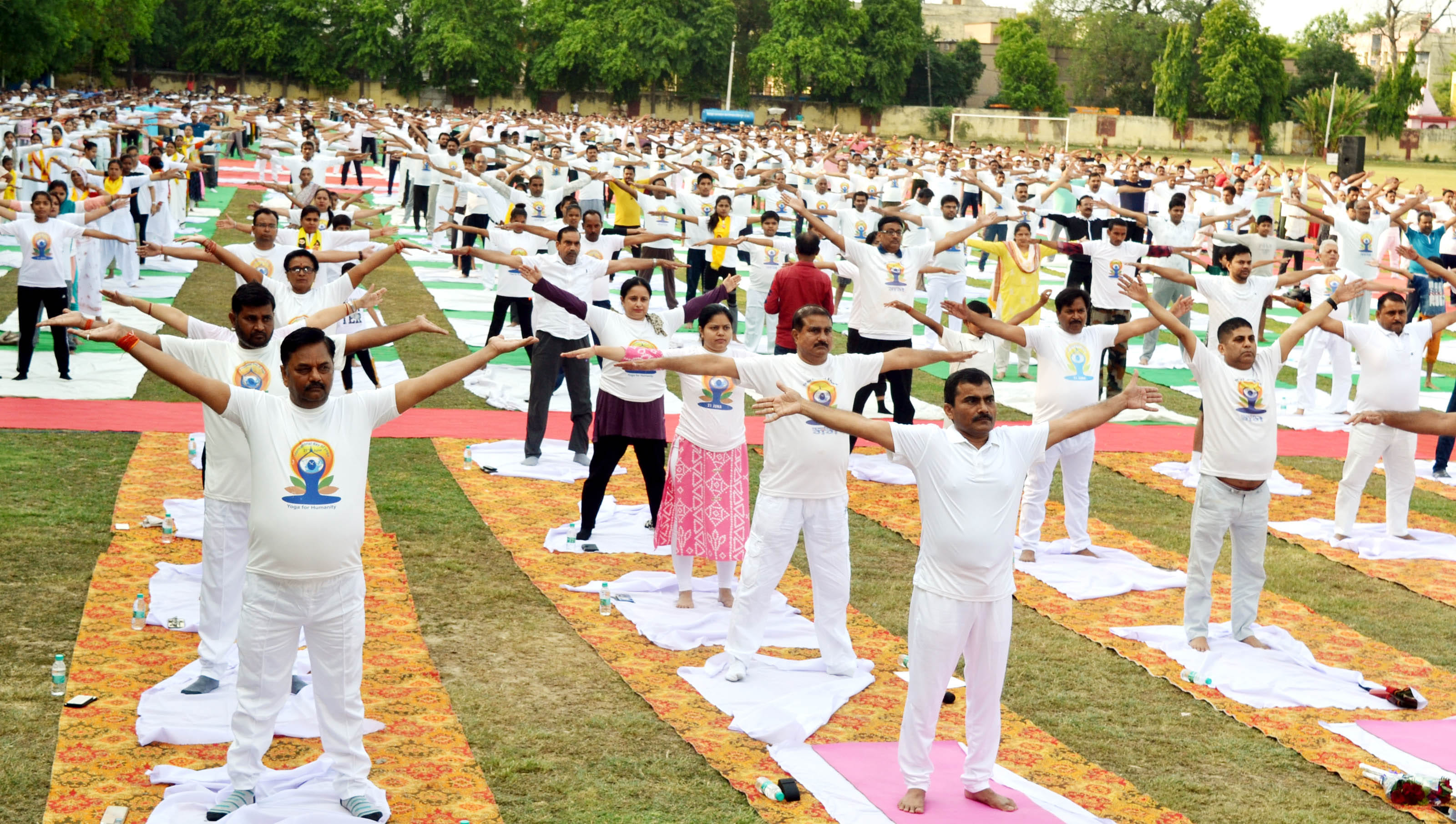 राजकीय स्पोर्ट्स स्टेडियम में योगाभ्यास करते लोग। राजकीय स्पोर्ट्स स्टेडियम में योगाभ्यास करते लोग।