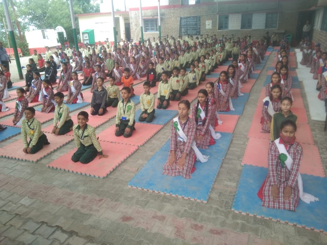 राजकीय वरिष्ठ माध्यमिक विद्यालय नारग में योग करते विद्यार्थी। संवाद राजकीय वरिष्ठ माध्यमिक विद्यालय नारग में योग करते विद्यार्थी। संवाद