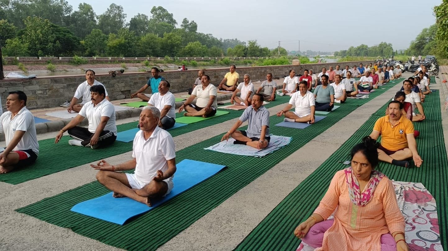 रुड़की गंगनहर किनारे अंतर्राष्ट्रीय योग दिवस पर गुड मार्निंग क्लब द्वारा आयोजित योग शिविर में भ
