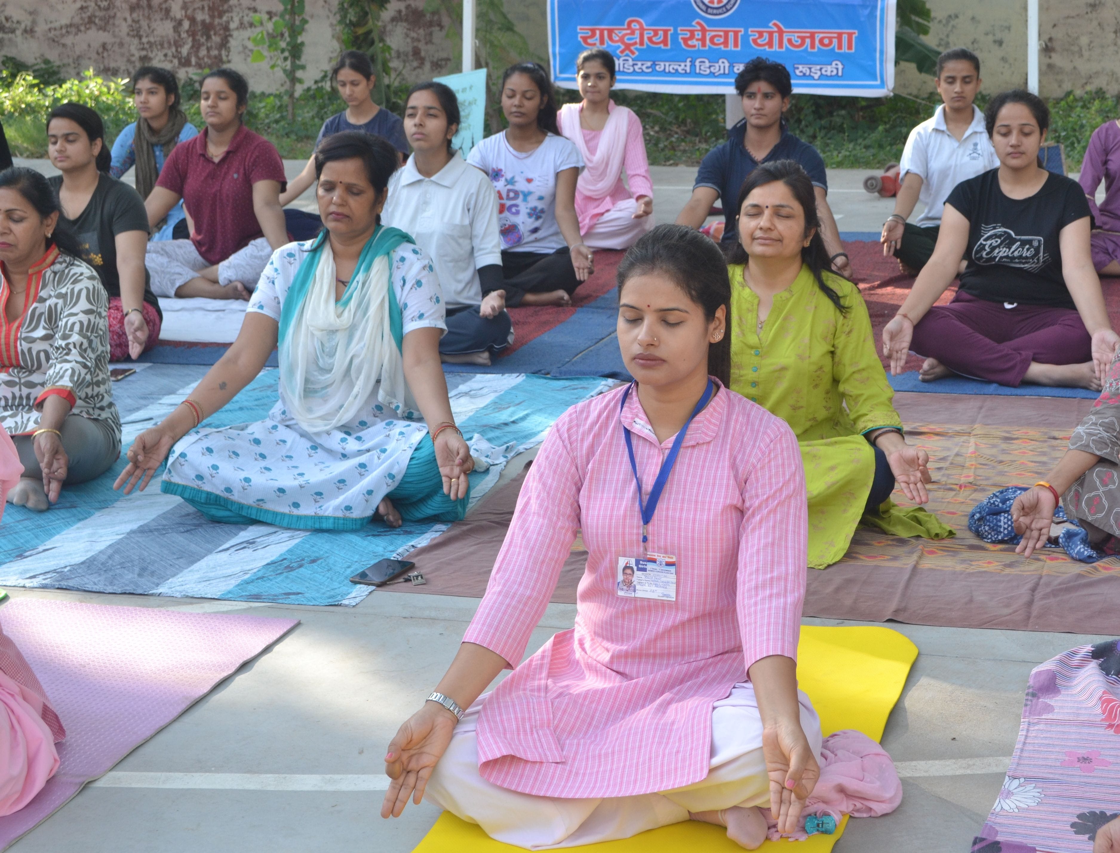 रुड़की स्थित मैथोडिस्ट गर्ल्स डिग्री कालेज में अंतर्राष्ट्रीय योग दिवस पर आयोजित योग शिविर में 
