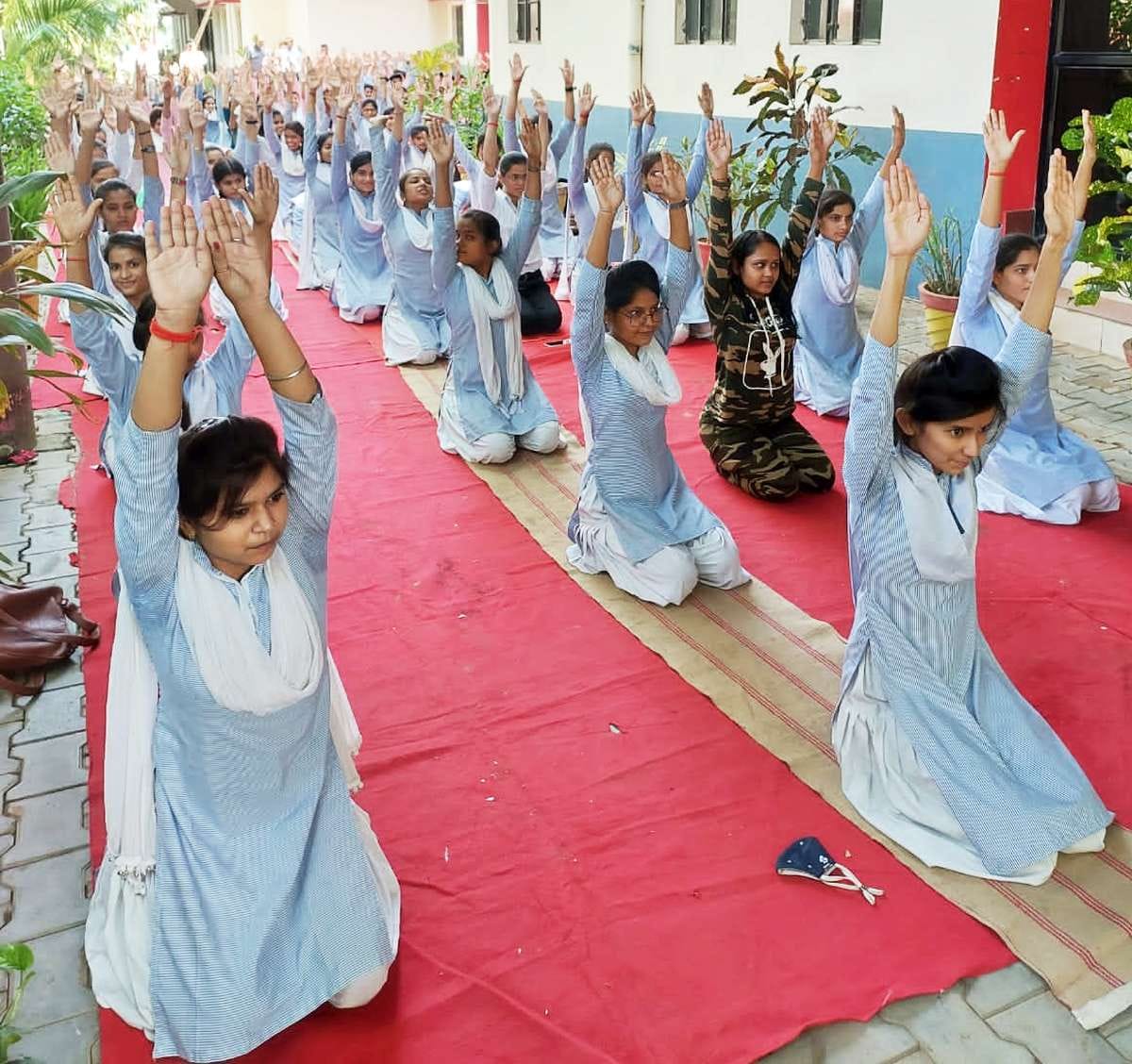 सांई कॉलेज में योग करतीं छात्राएं।