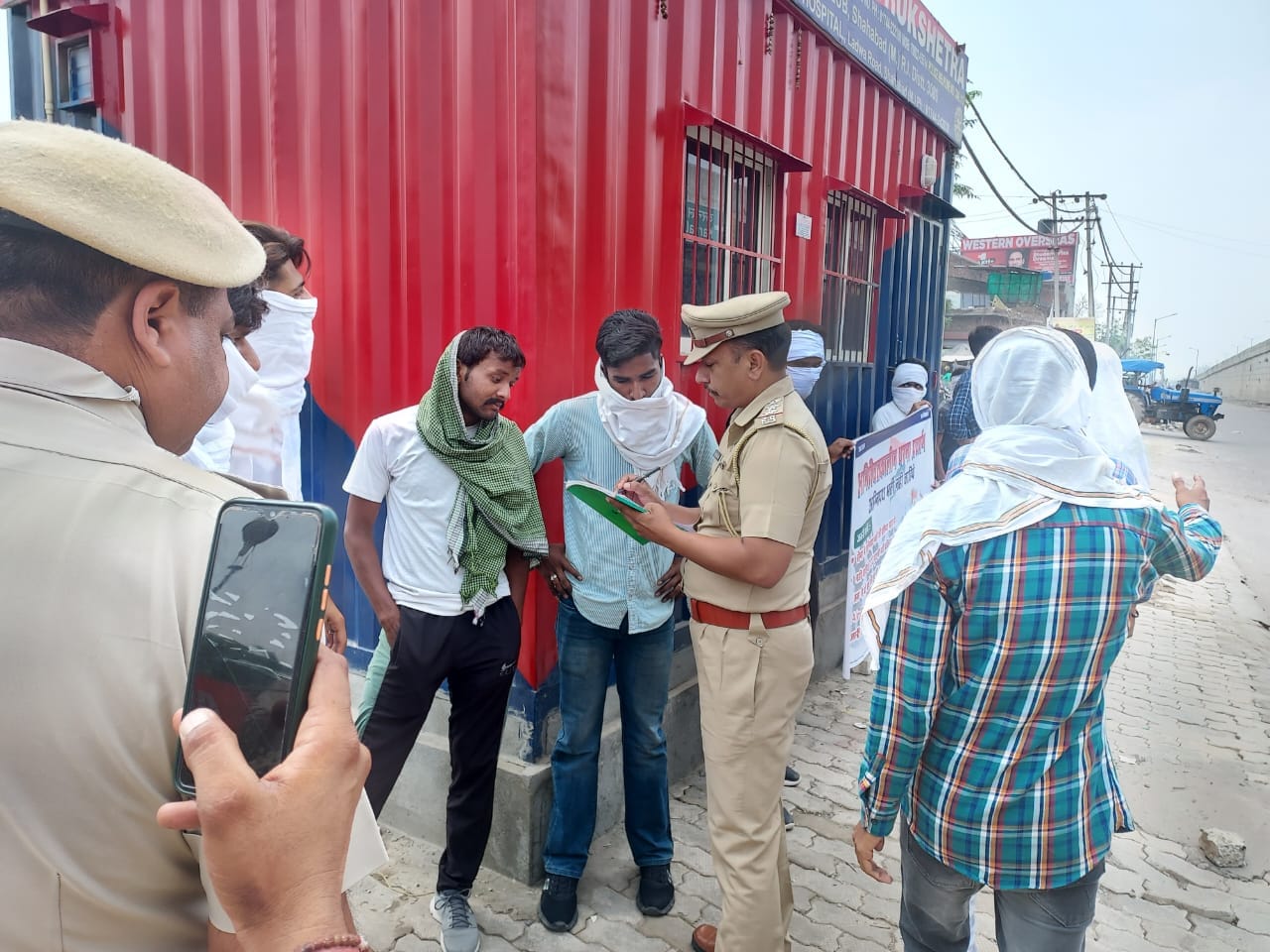 शाहाबाद में प्रदर्शनकारियों से बातचीत करते थाना प्रभारी देवेंद्र कुमार। संवाद शाहाबाद में प्रदर्शनकारियों से बातचीत करते थाना प्रभारी देवेंद्र कुमार। संवाद